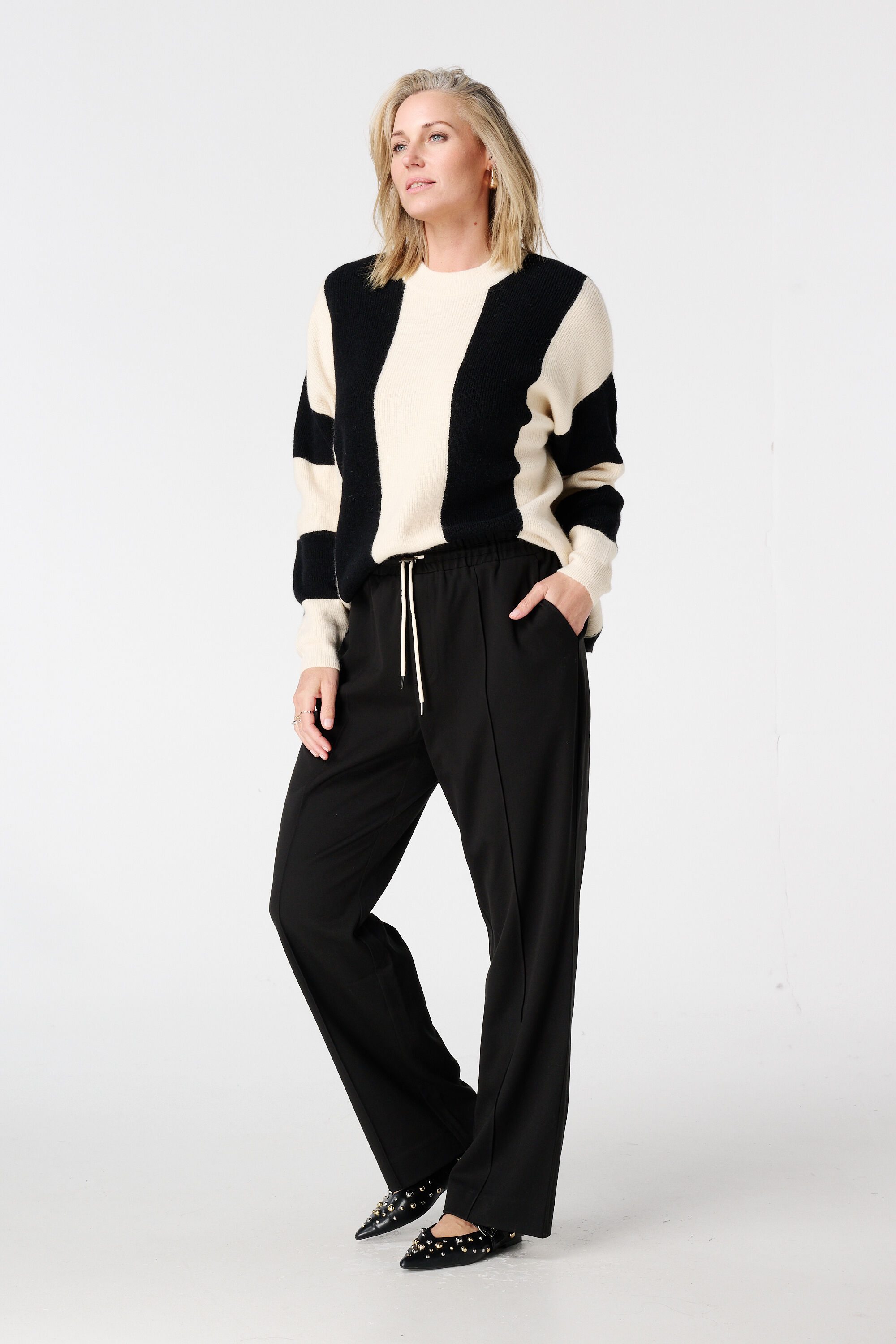 Su&eacute;ter con rayas en contraste image number 5