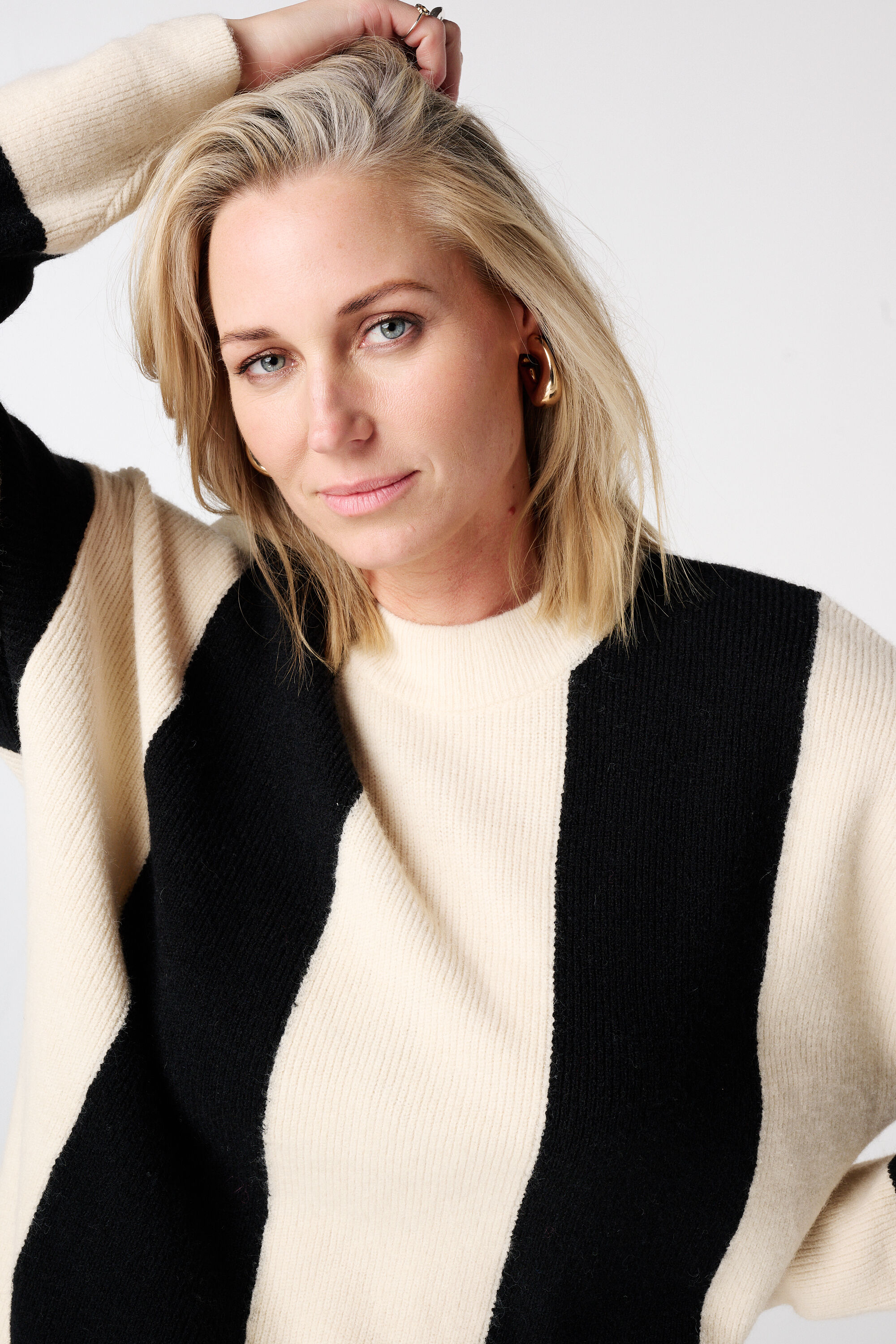 Su&eacute;ter con rayas en contraste image number 4