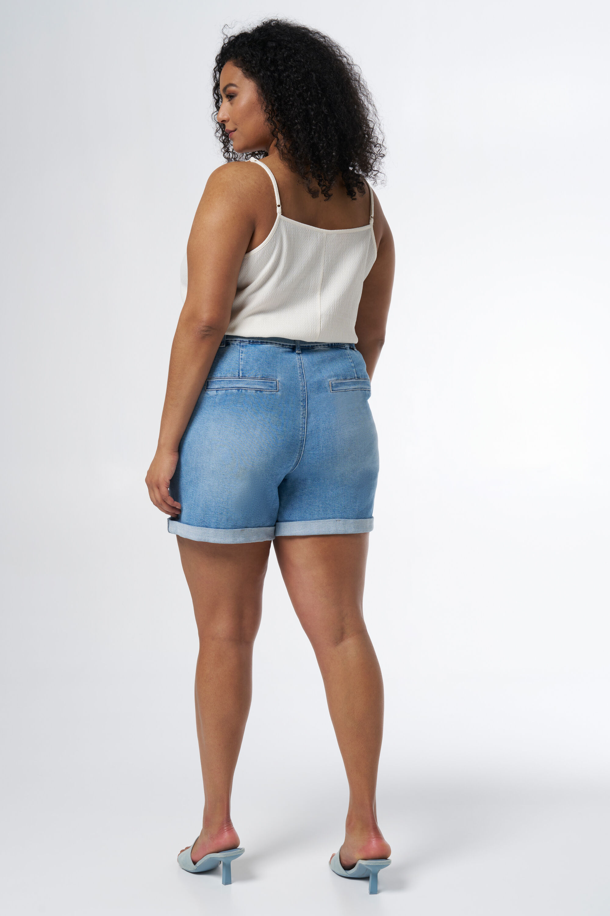 Shorts denim con cinto image number 3