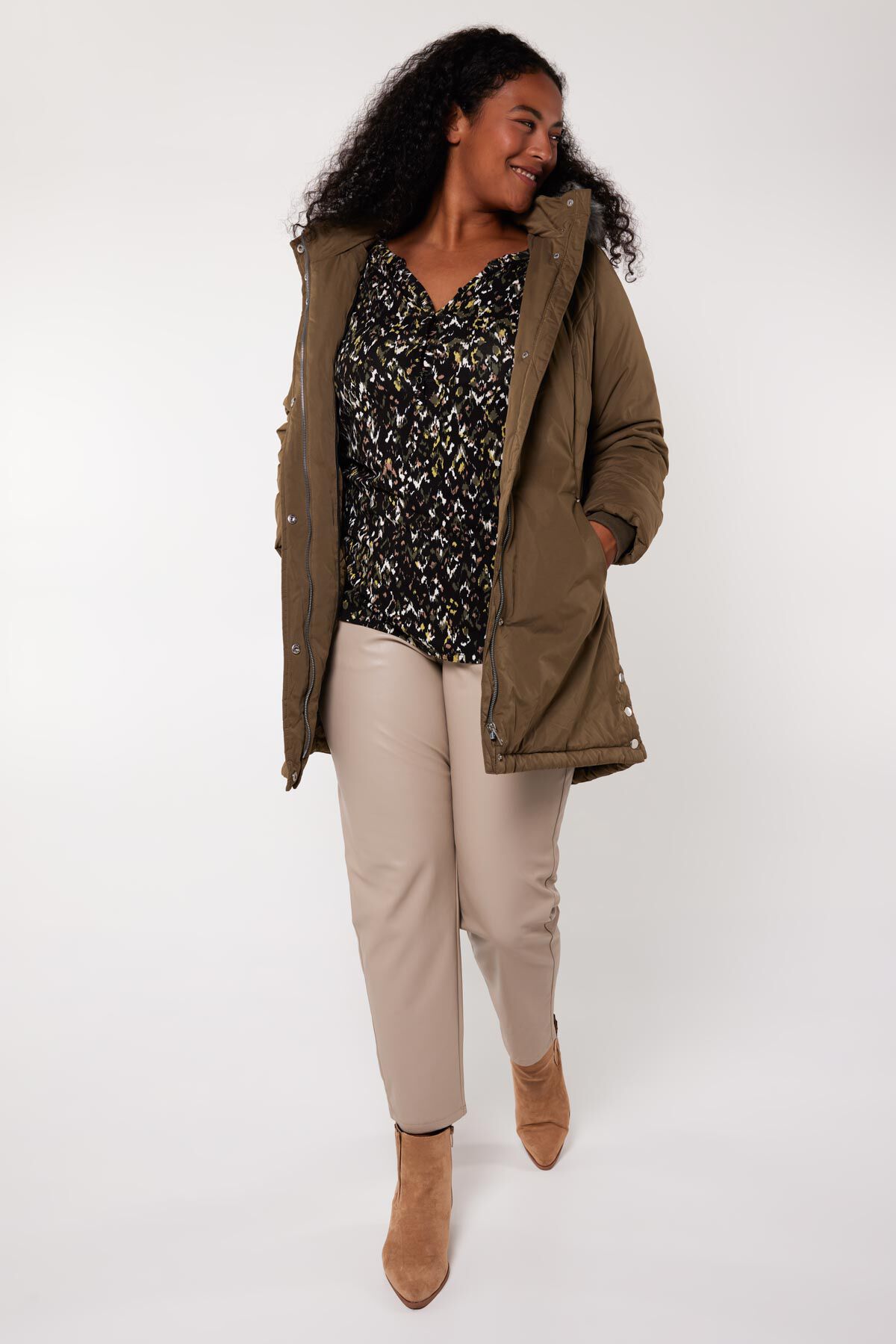 Chaqueta acolchada con capucha image number 5