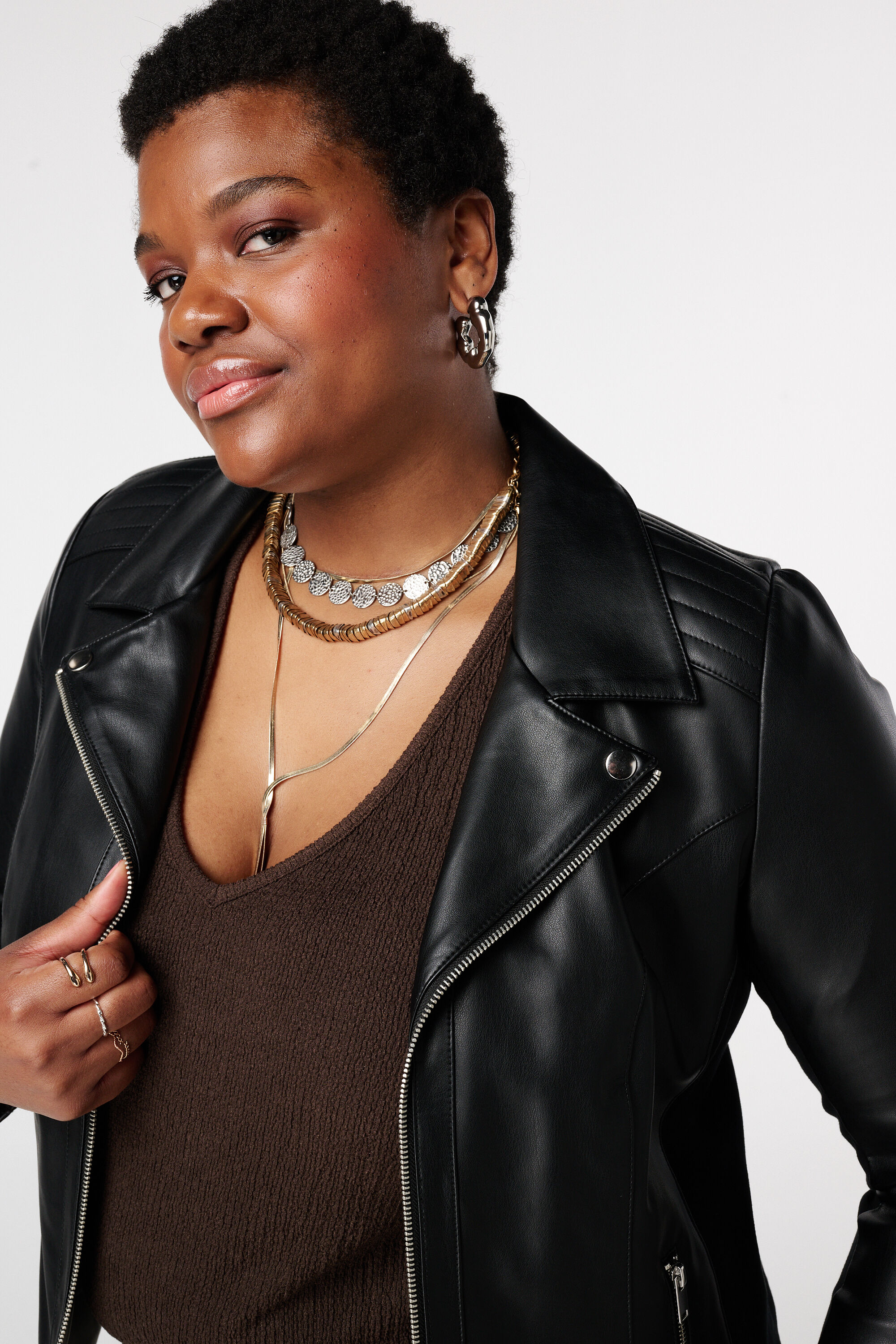 Cazadora brillante tipo cuero con detalles plateados image number 4