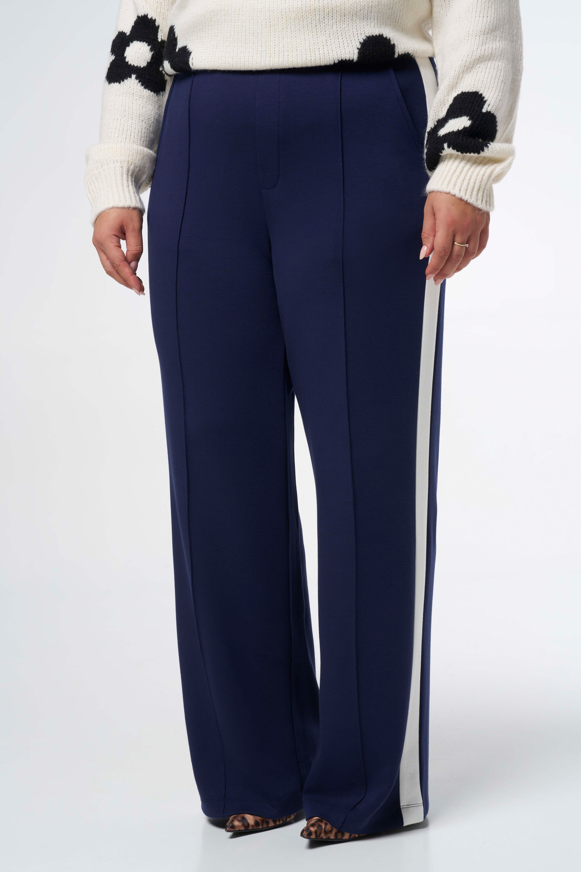 Pantalones deportivos image number 5