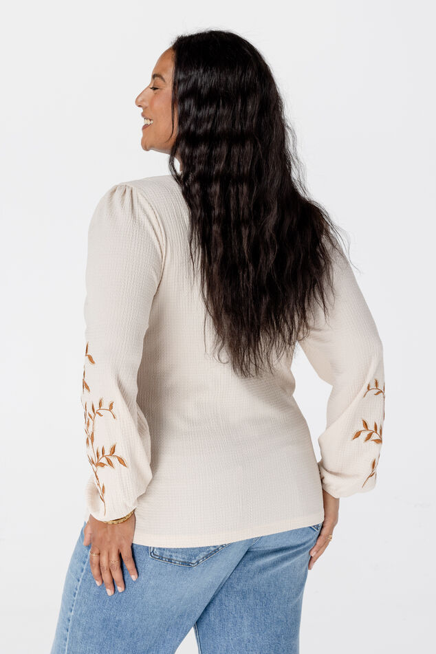 Top con bordado image number 3