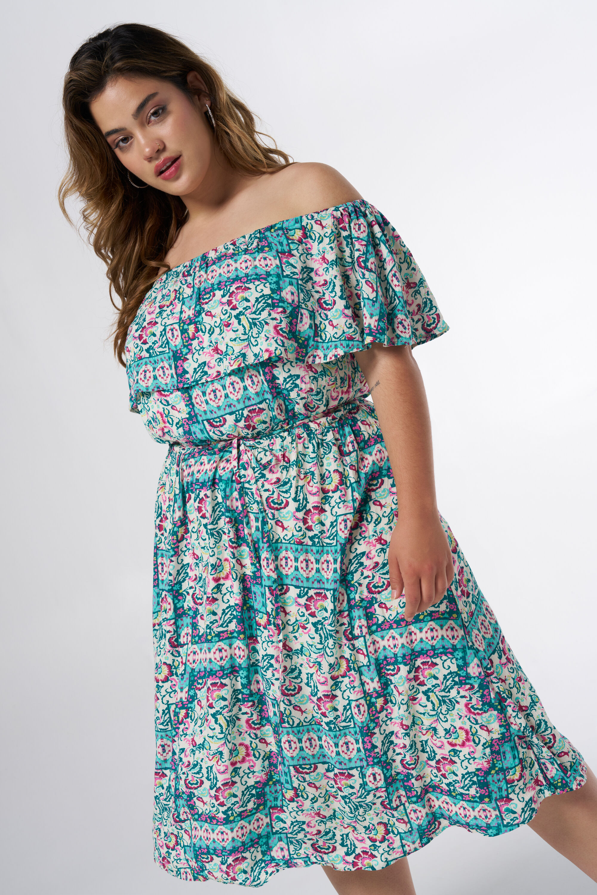 Vestido con los hombros descubiertos y lazo como detalle image number 5