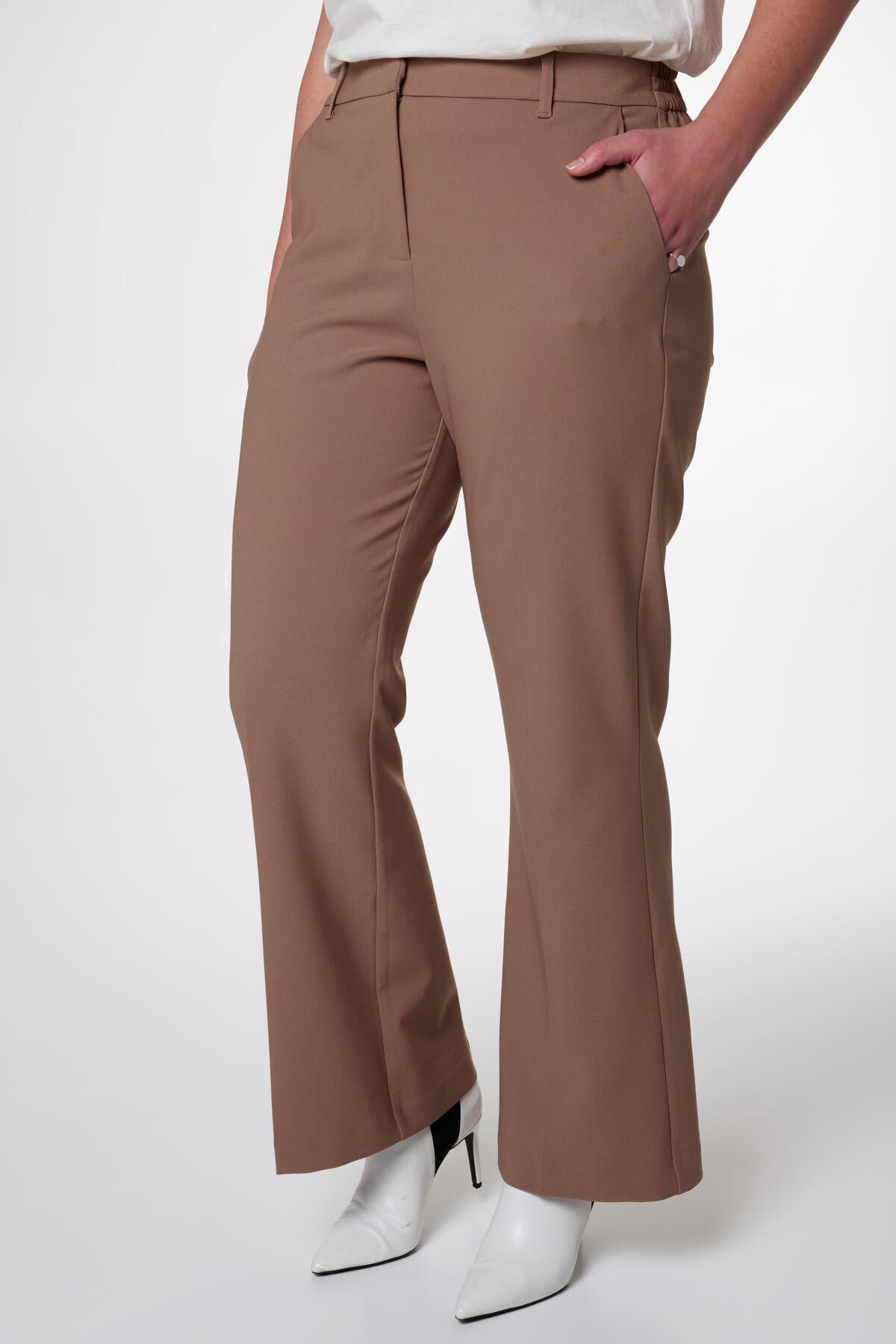 Pantal&oacute;n de piernas acampanadas image number 5