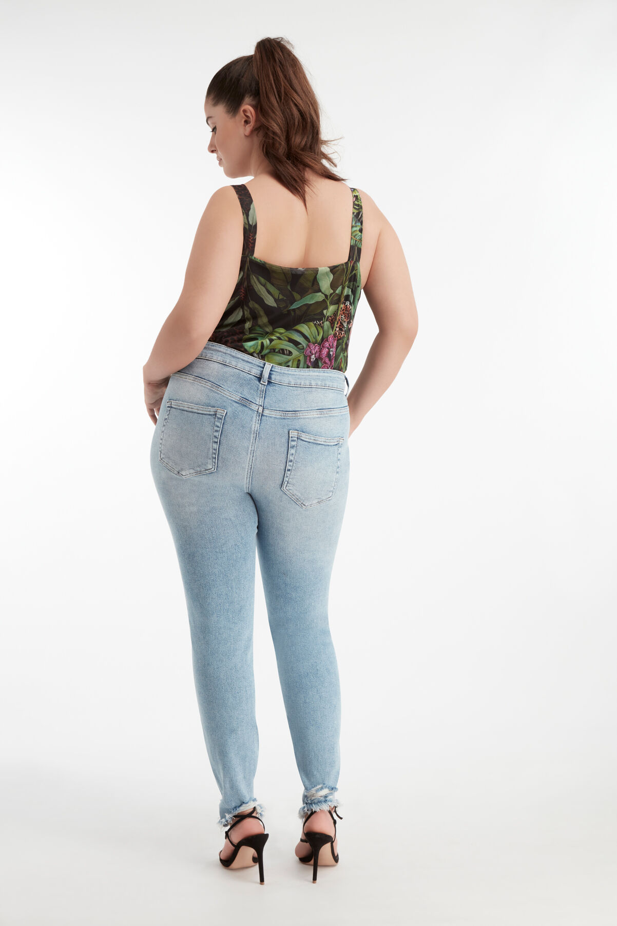 Vaqueros lavados a la piedra image number 5