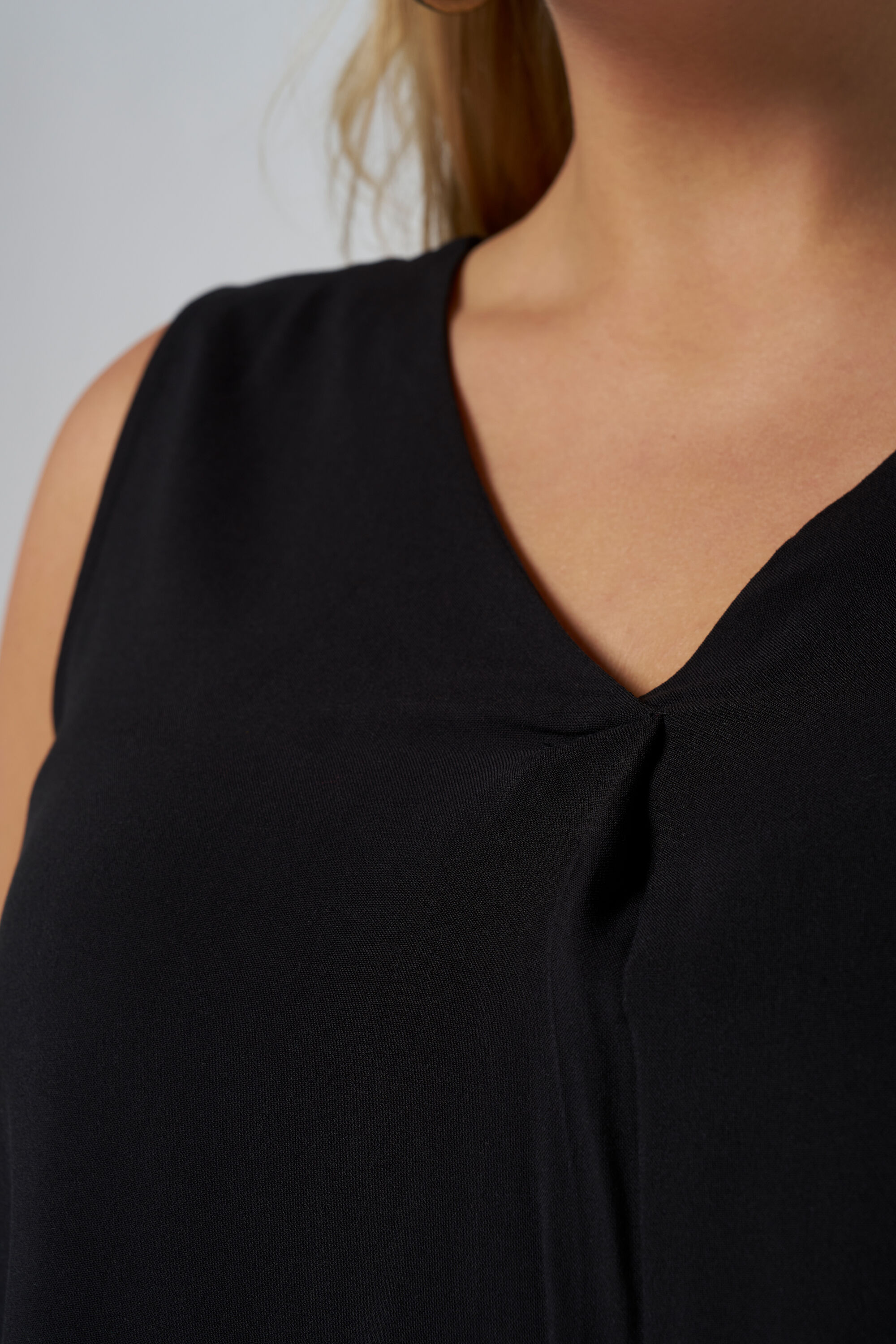 Blusa sin mangas con escote en pico image number 5