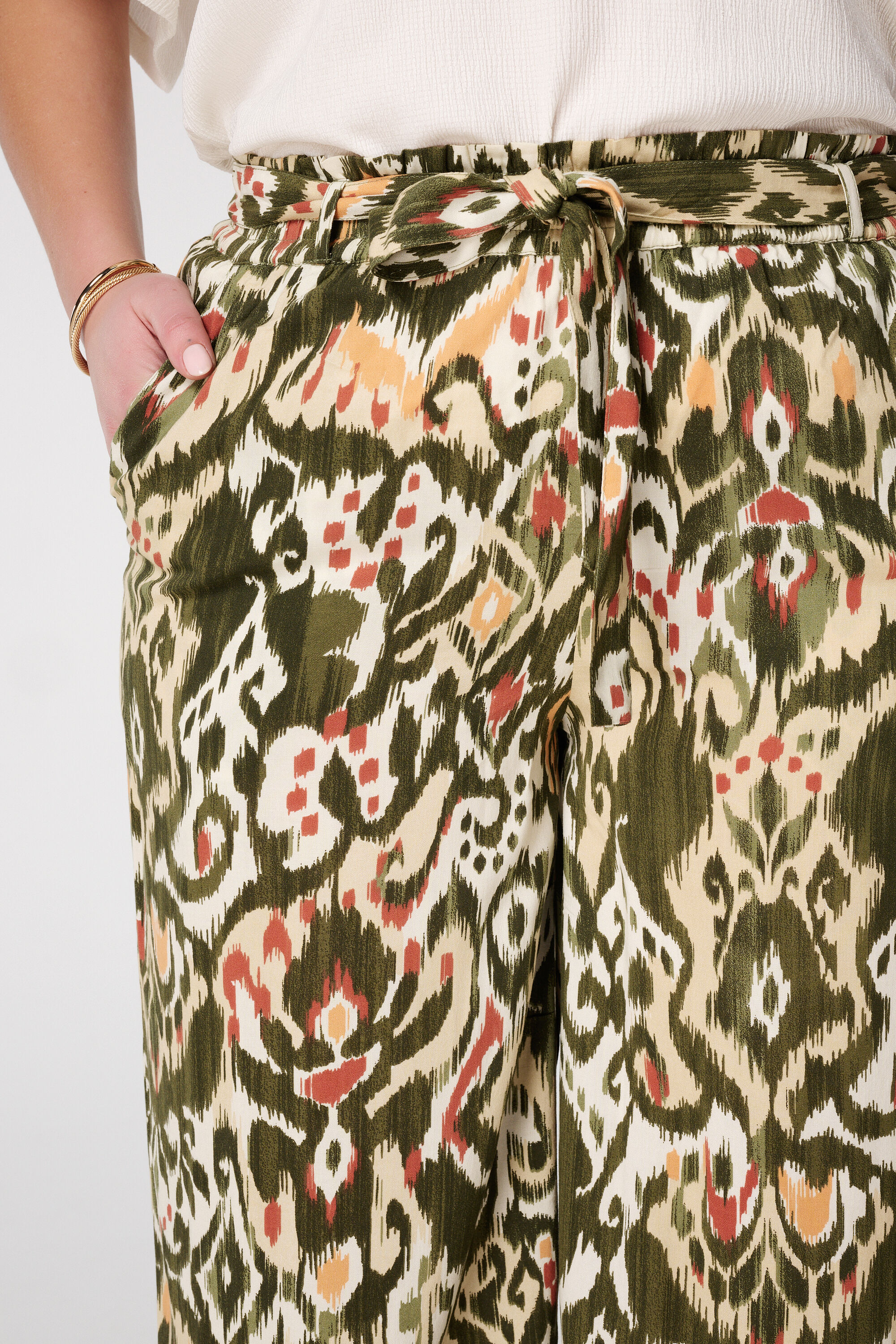 Pantalones con una cintura el&aacute;stica image number 4