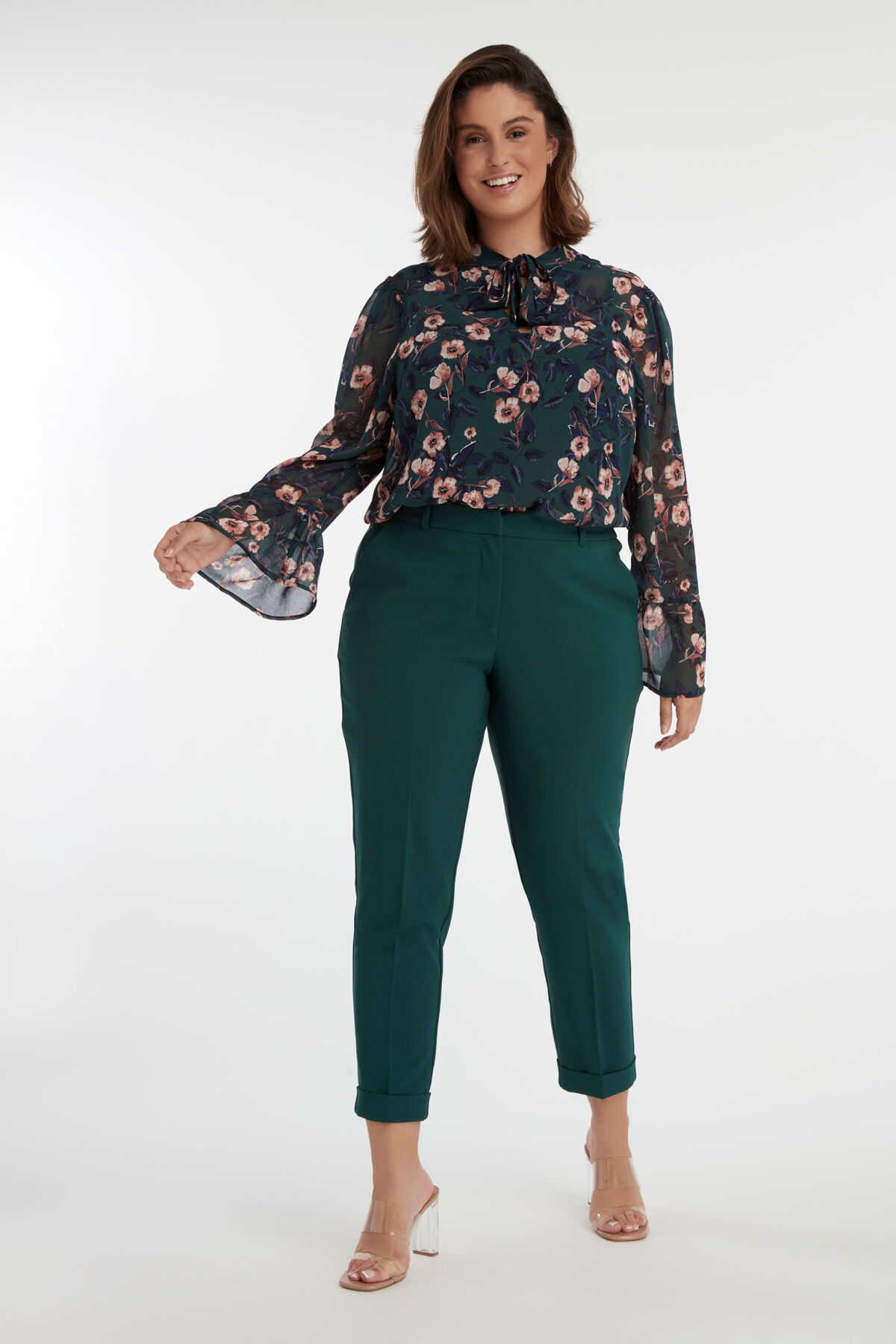 Una blusa con un estampado floral. image number 5