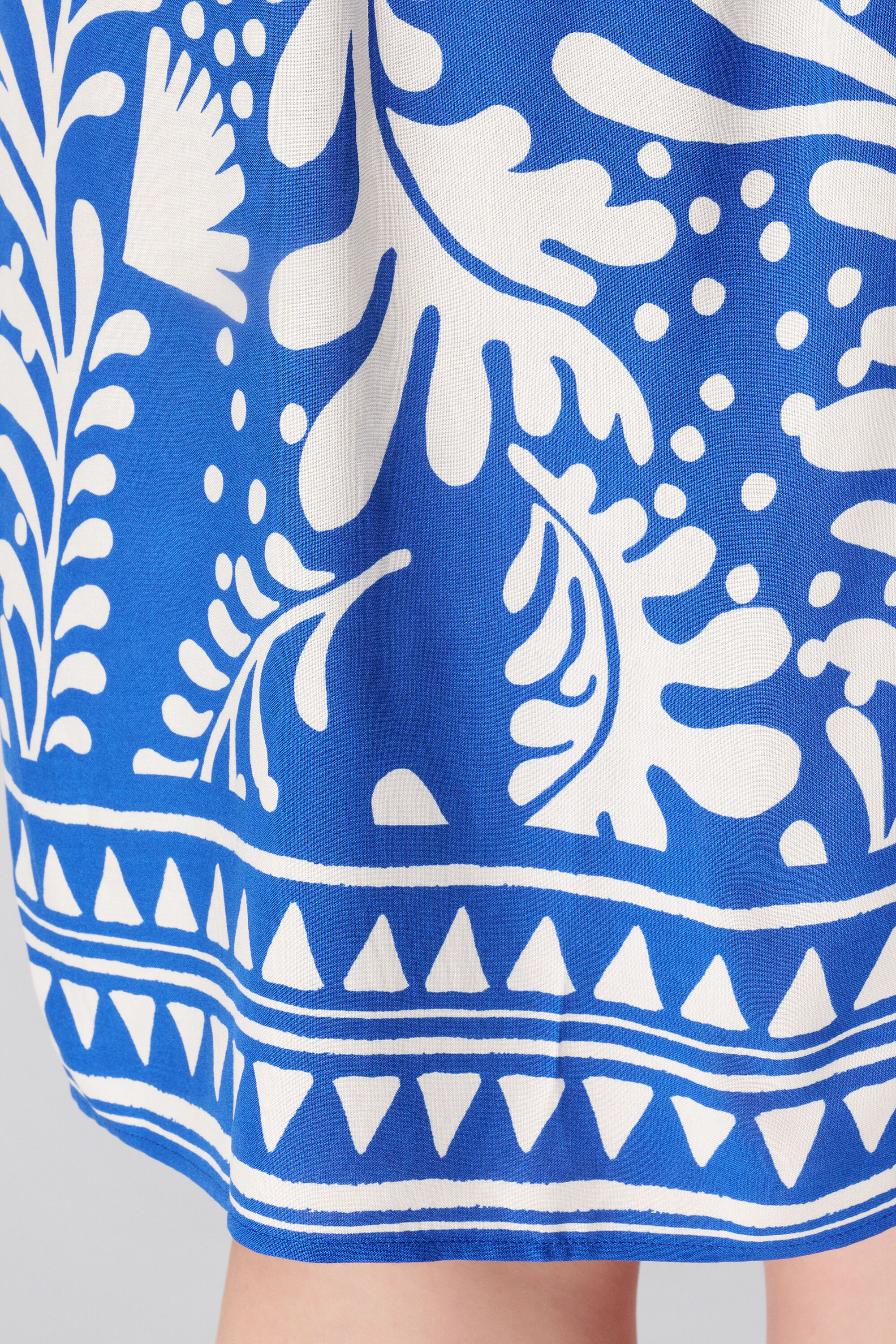 Vestido con escote en V image number 6