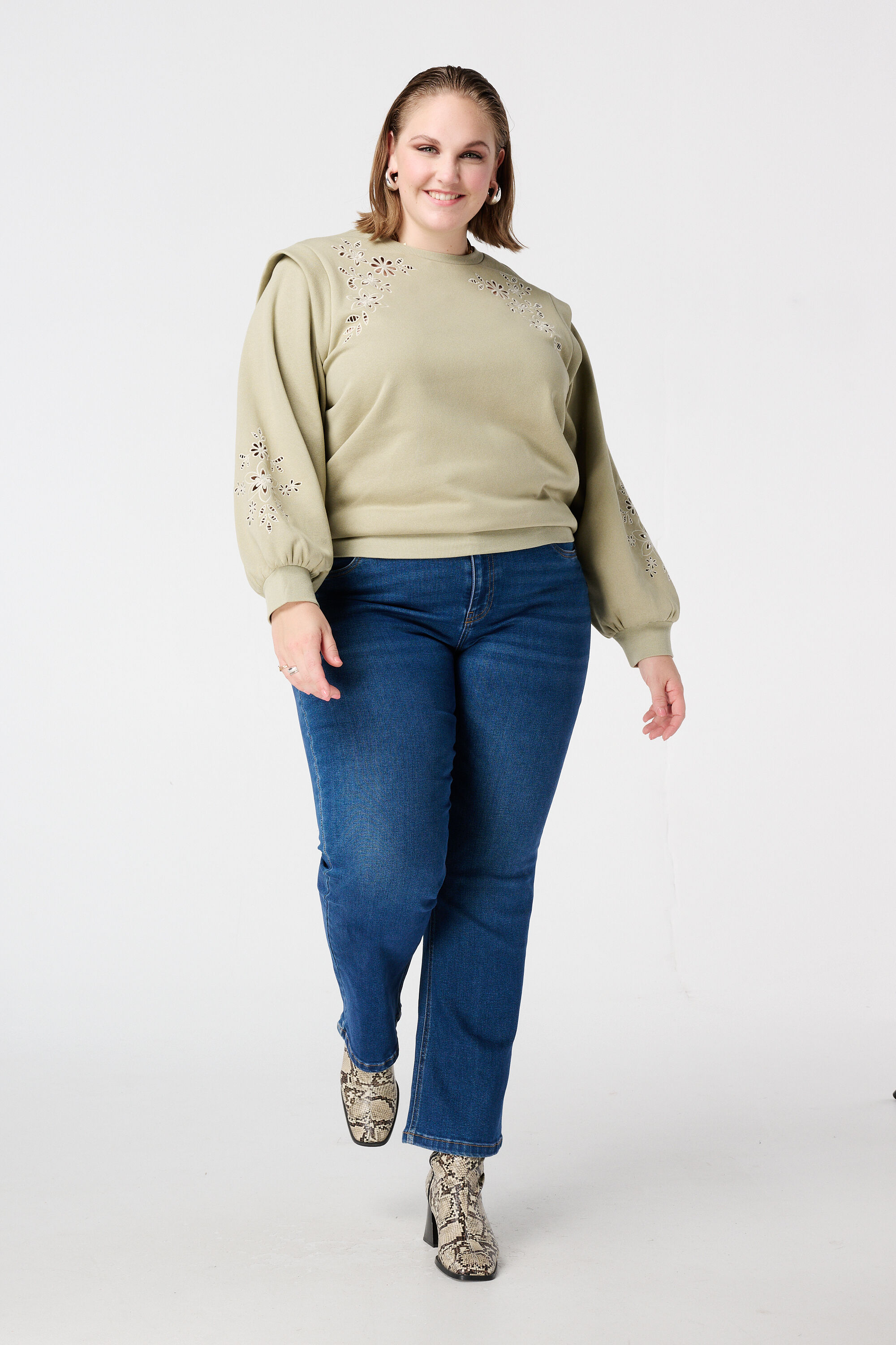 Sudadera con bordado calado image number 5