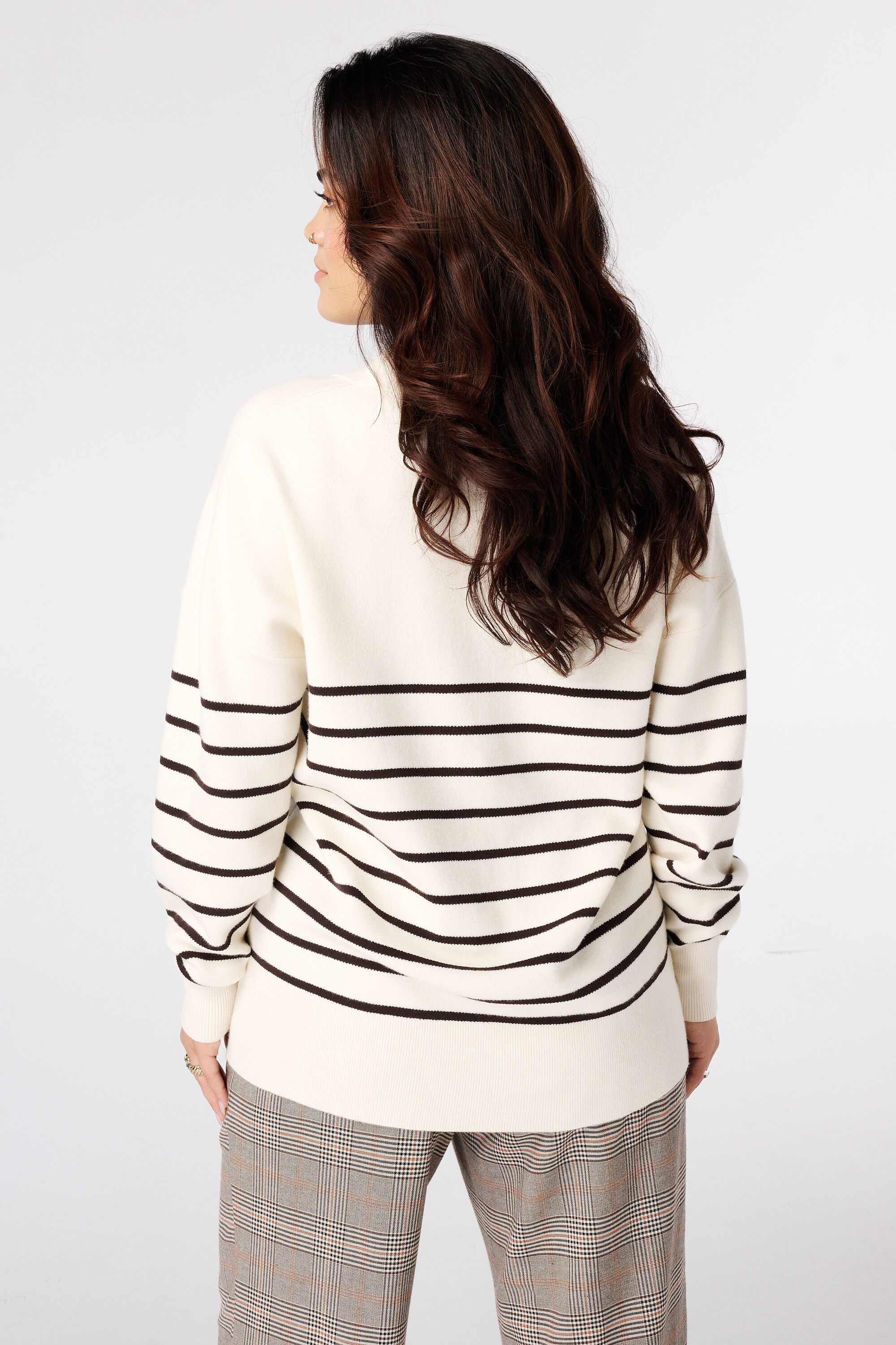 Jersey de rayas con escote en V image number 3