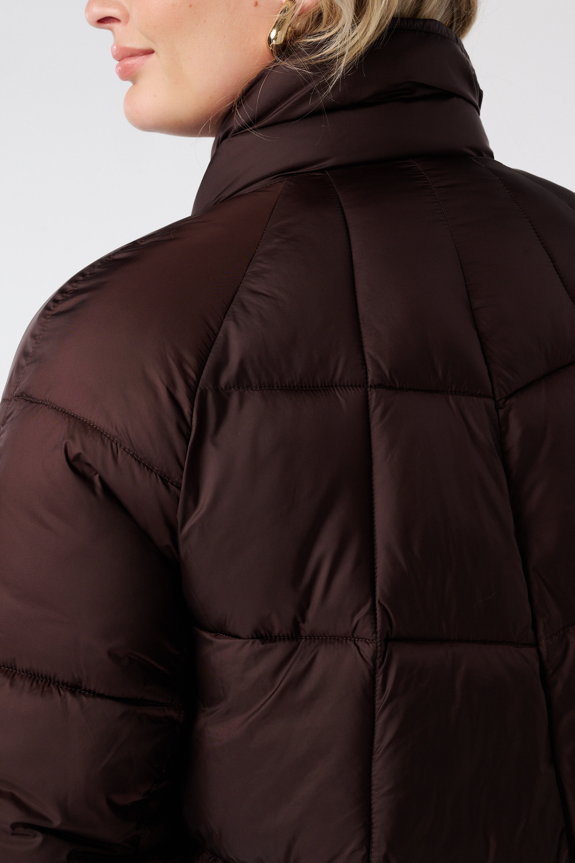 Chaqueta acolchada con cuello alto image number 6