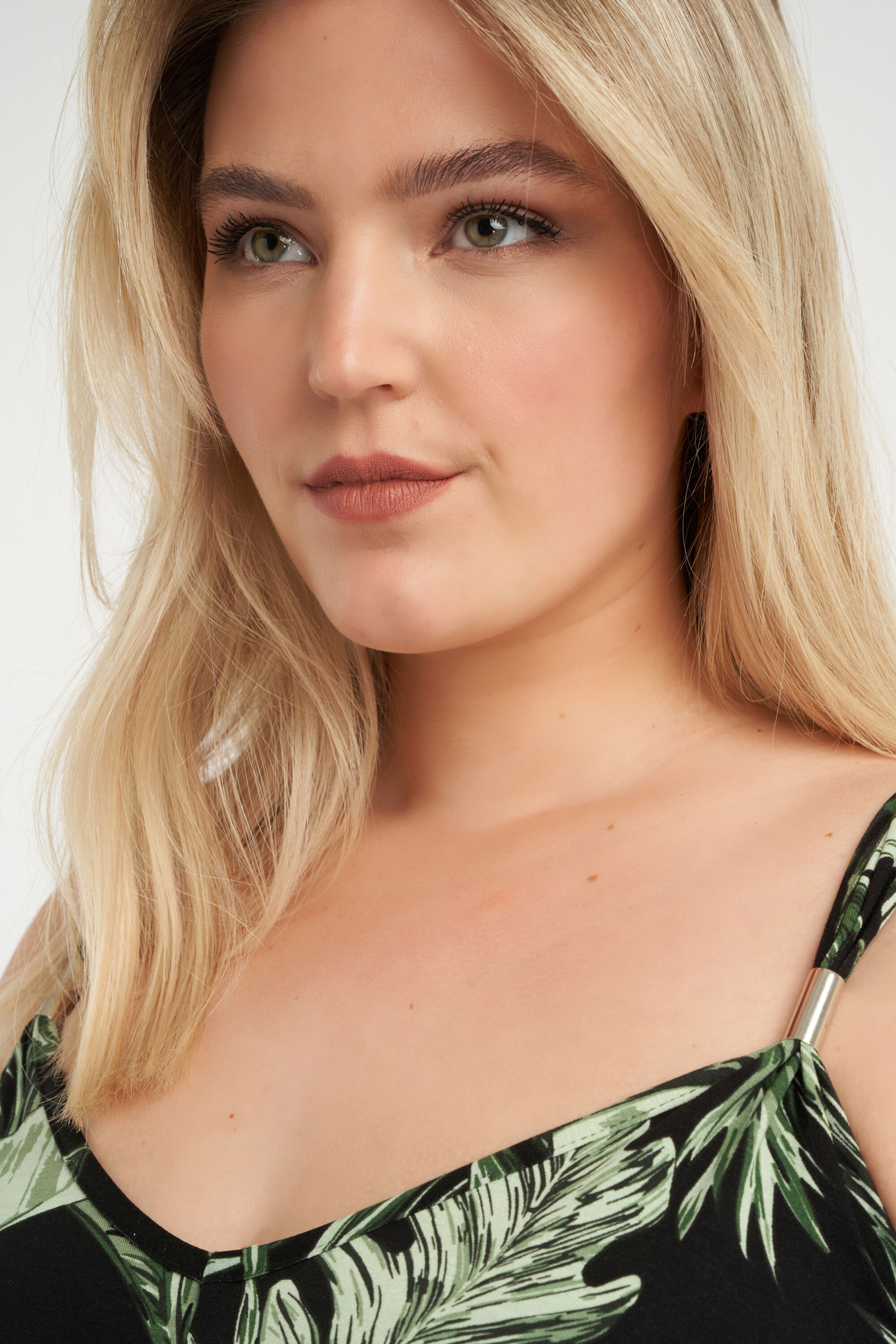 Vestido con estampado de hojas image number 4