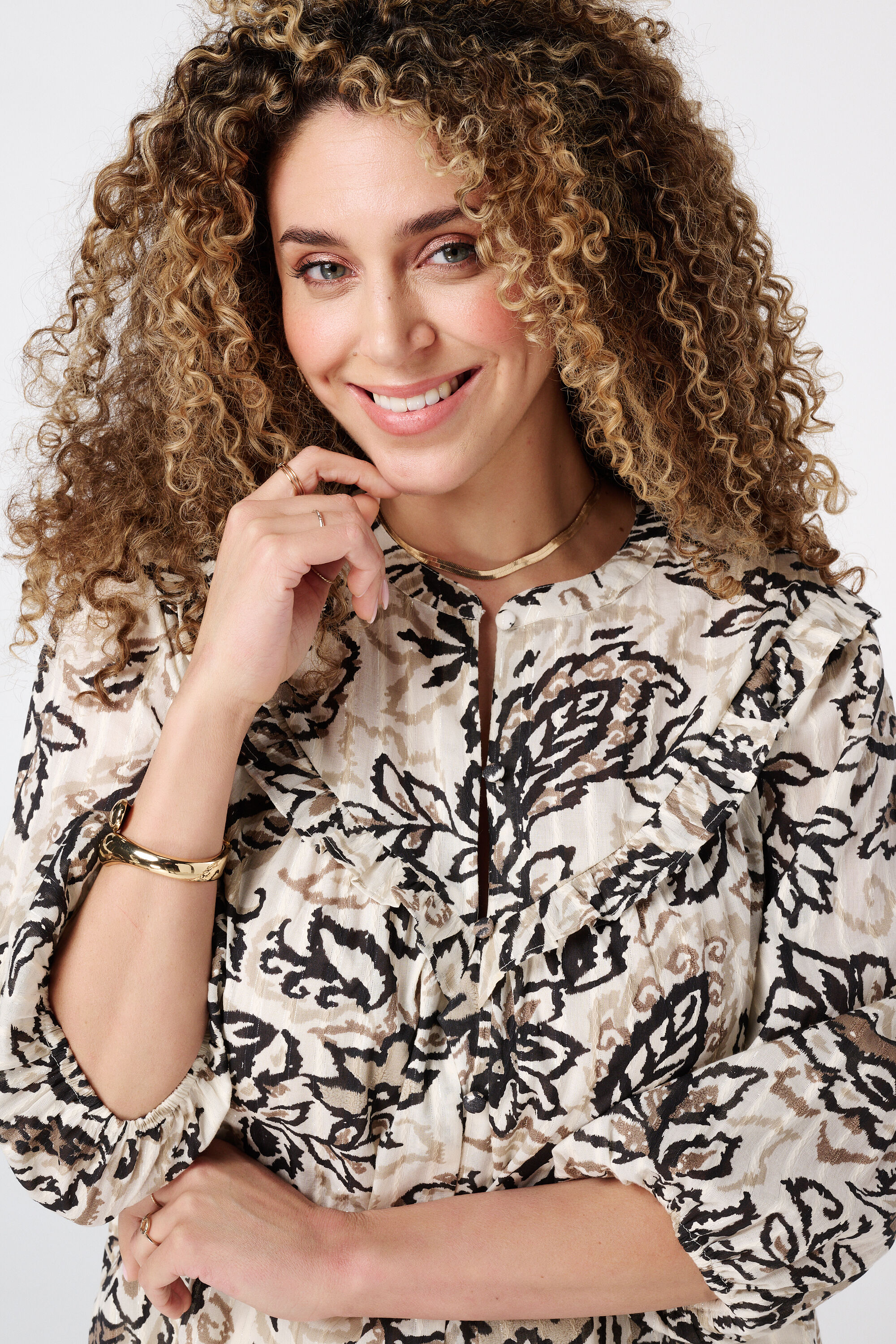 Blusa con detalles met&aacute;licos y estampado image number 4