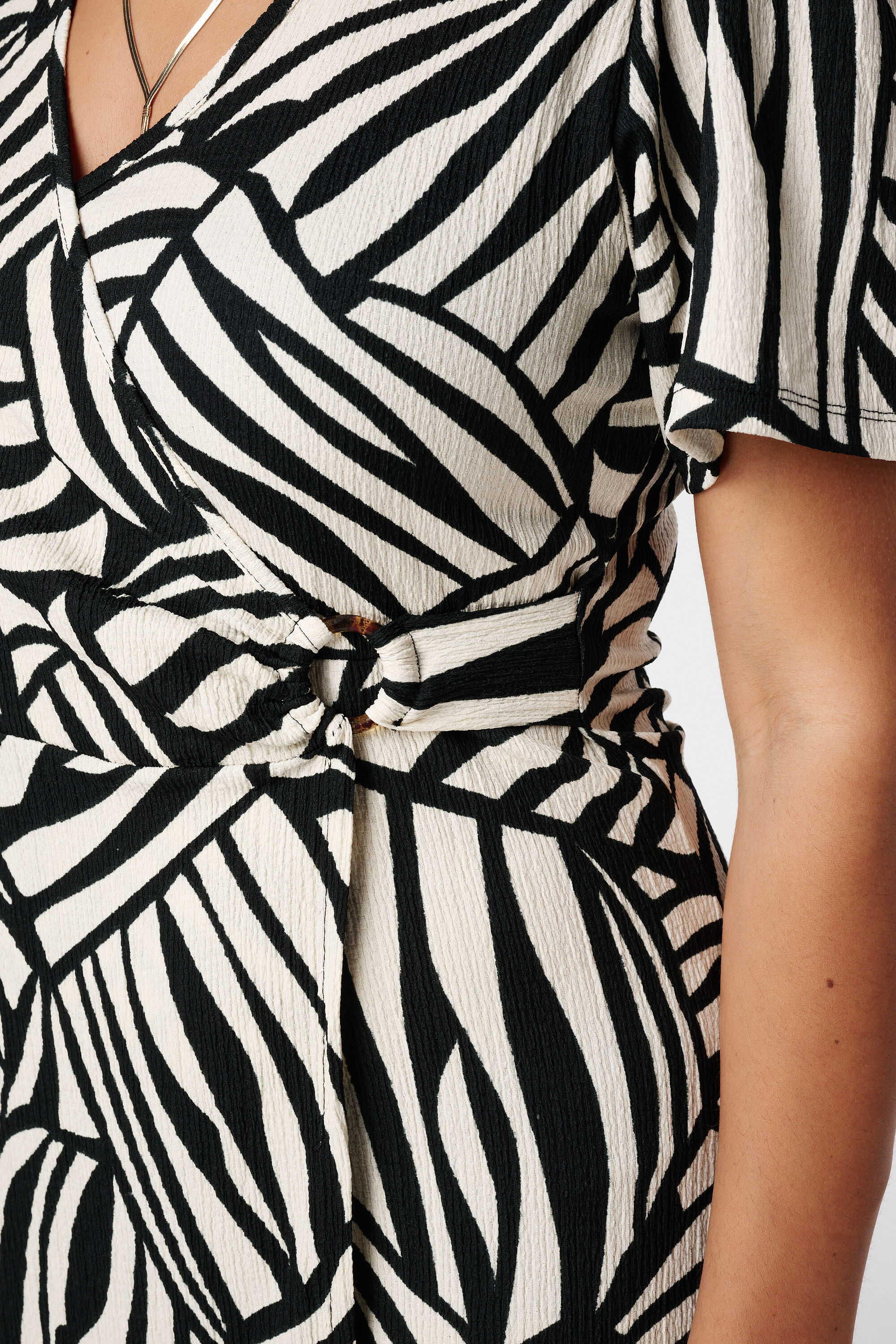 Vestido cruzado con estampado image number 6