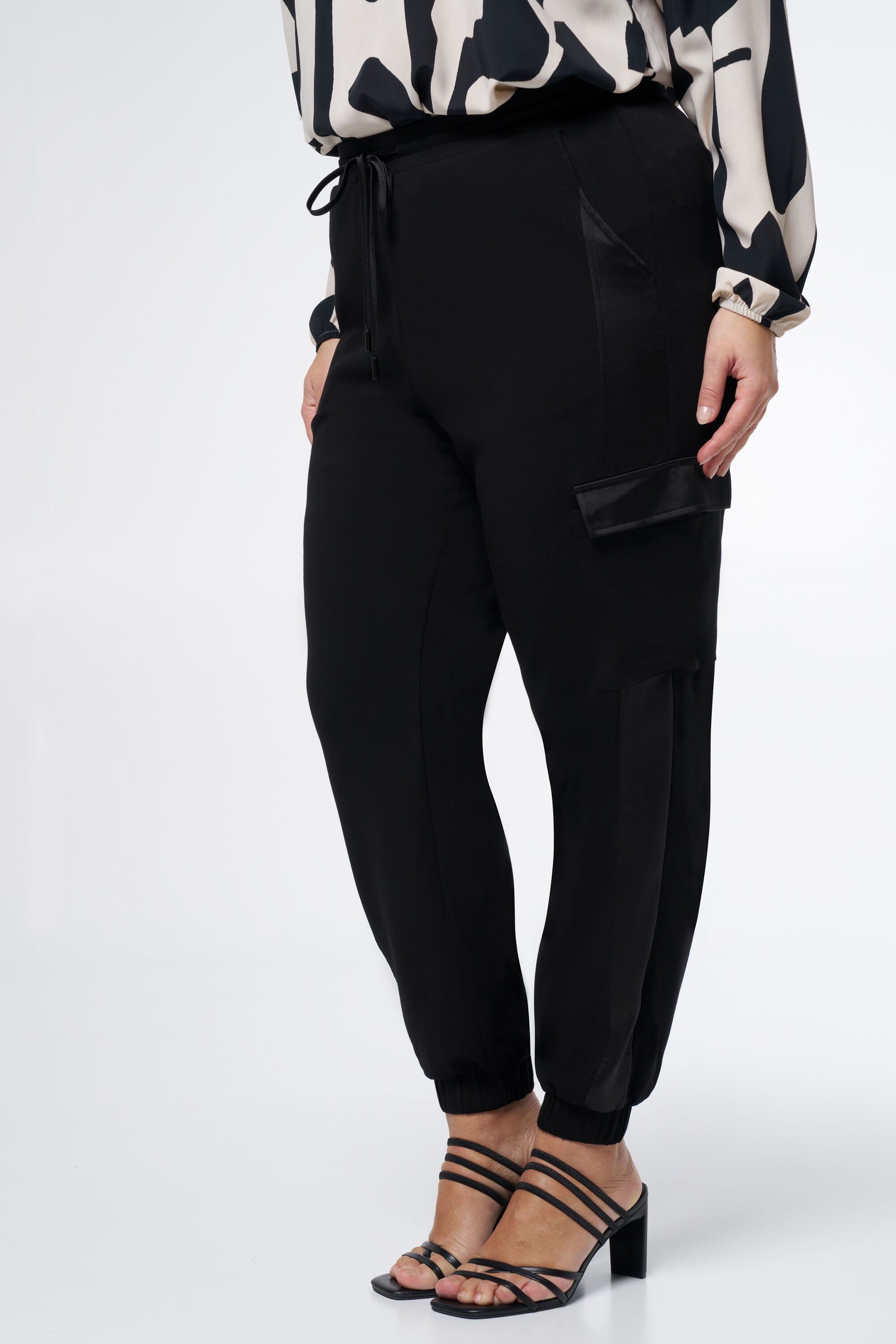 Pantalones cargo con sat&eacute;n image number 4