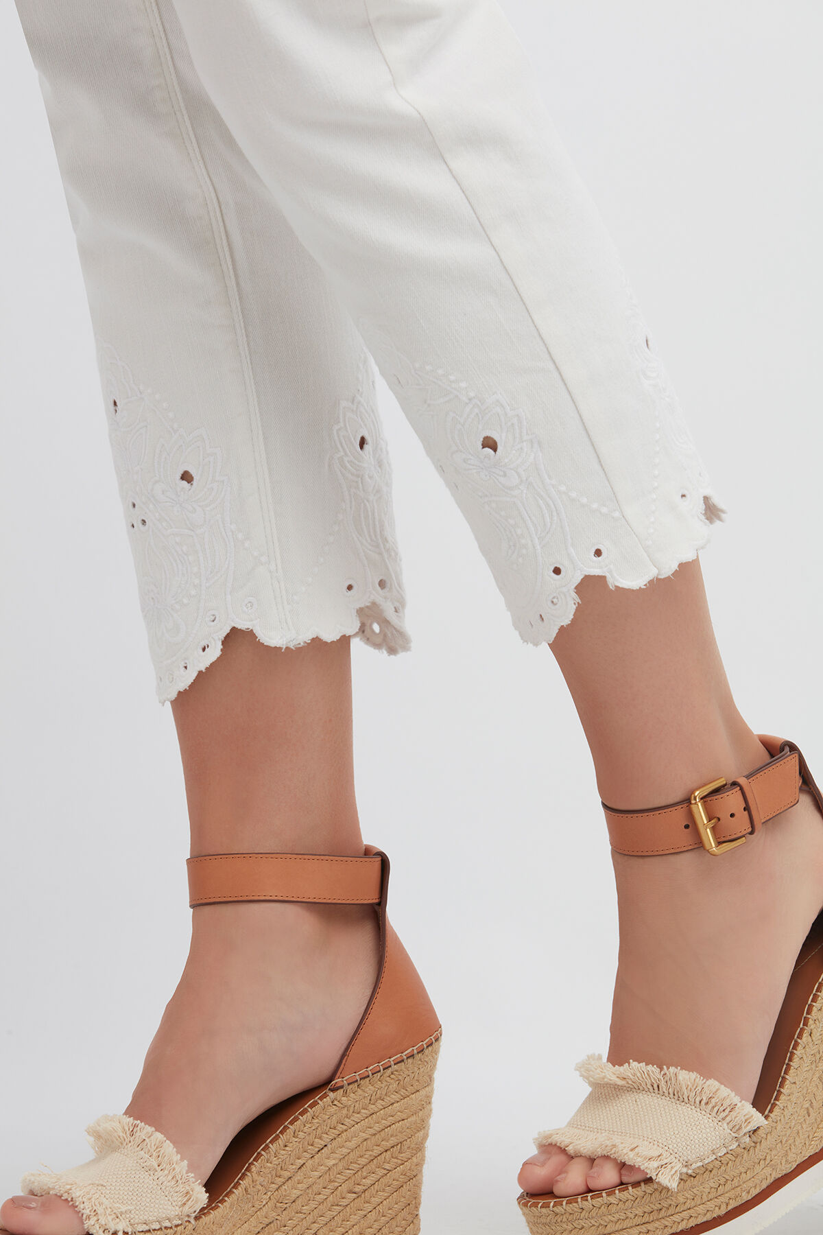 Pantalones tres cuartos con bordado image number 3