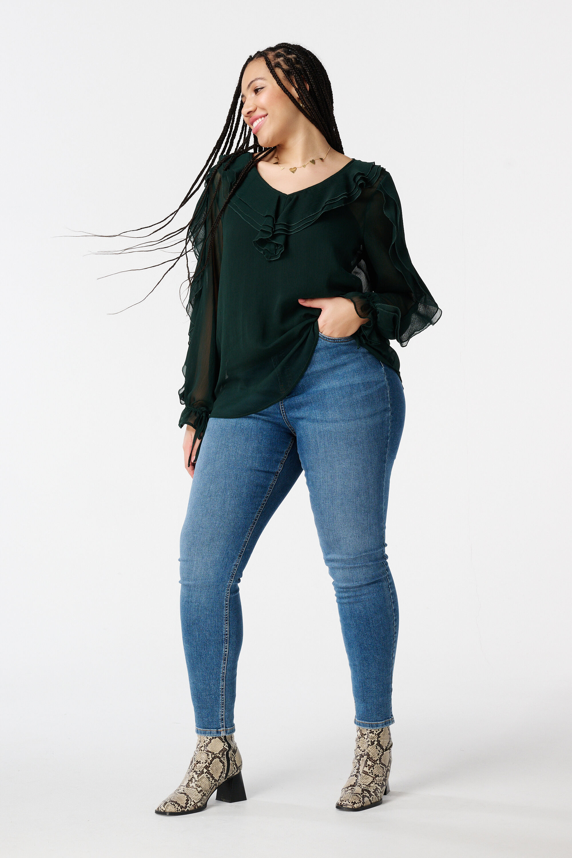 Blusa con volantes image number 5