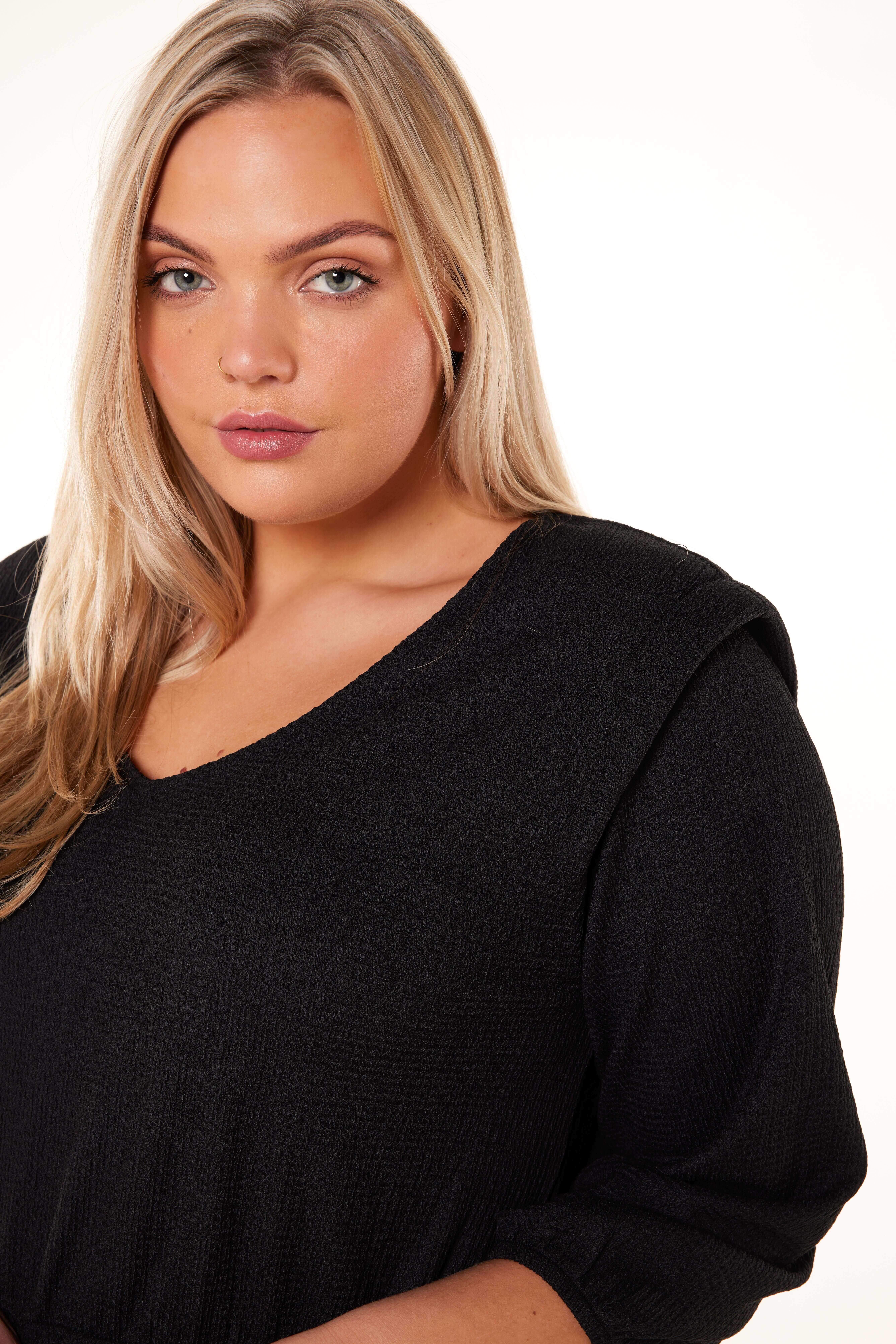 Vestido con hombreras image number 4