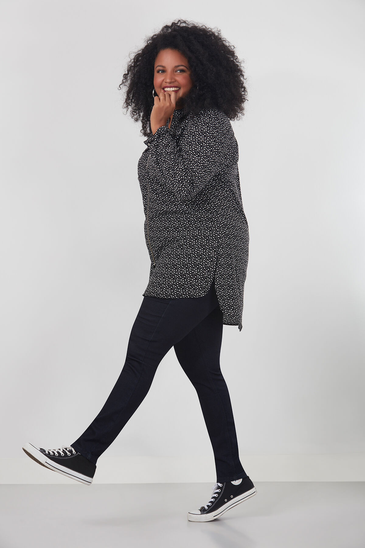 La fermeture &eacute;clair apporte &agrave; ce chemisier une note d&eacute;contract&eacute;e.  Ce  image number 3