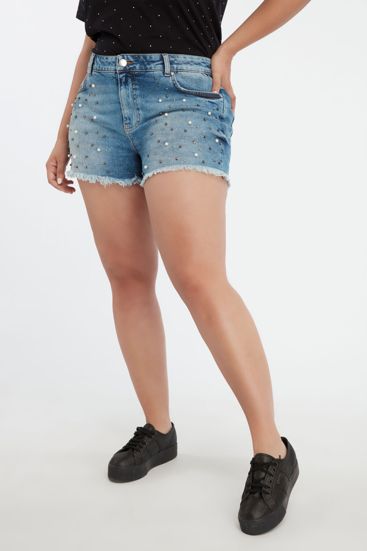 Shorts vaqueros con tachuelas image number 3