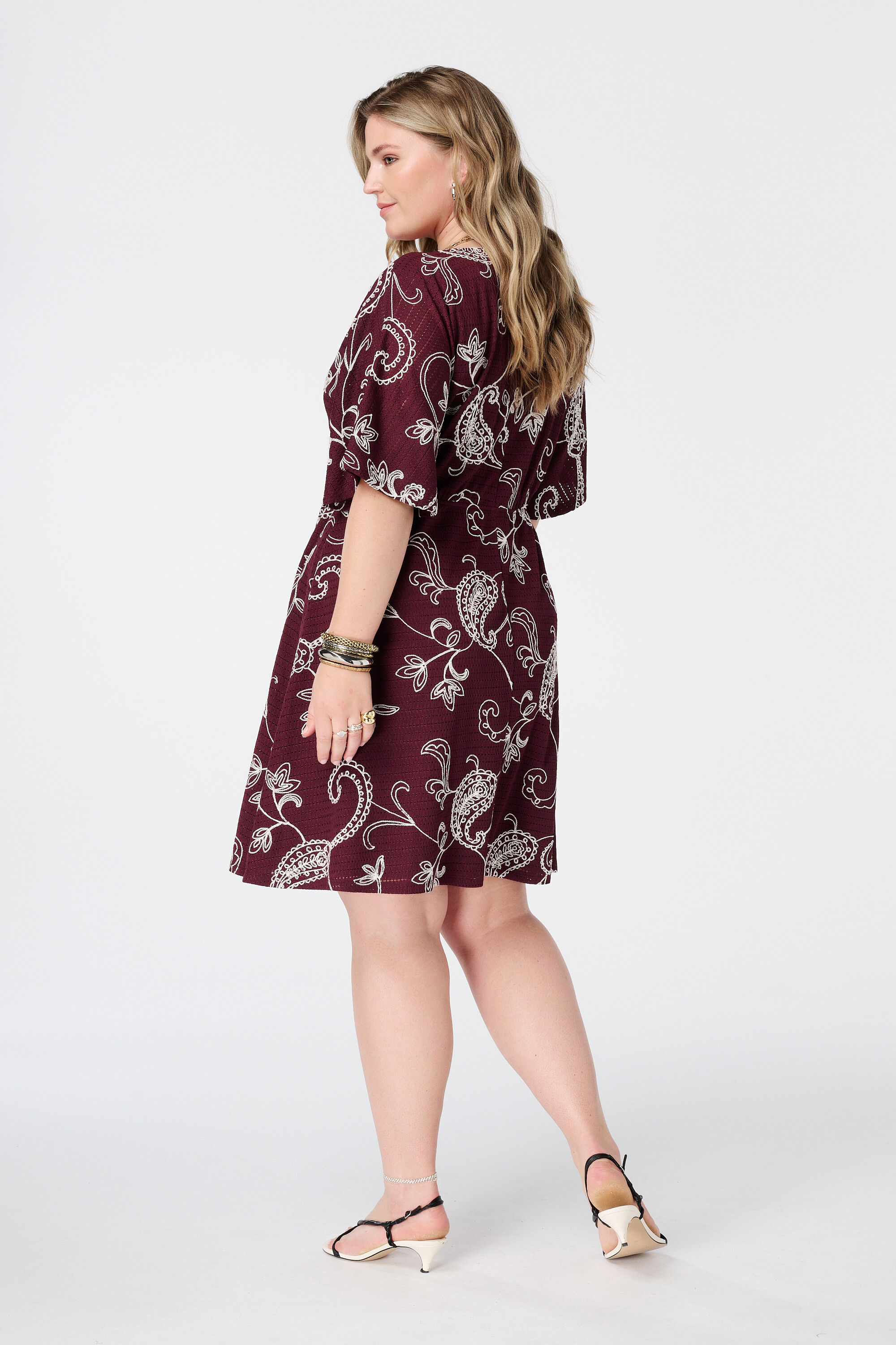 Vestido corto con mangas mariposa image number 3