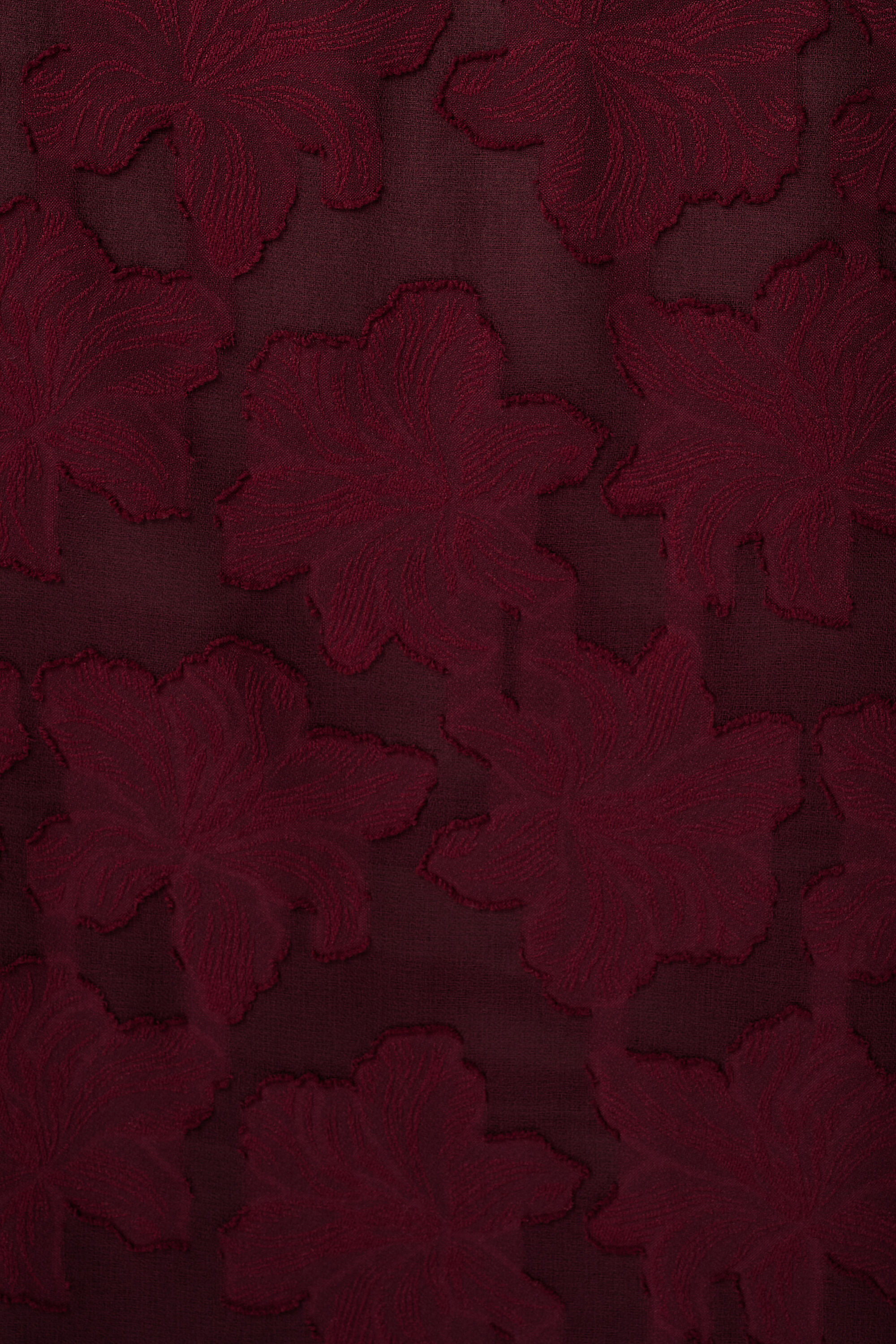 Blusa transl&uacute;cida con textura floral image number 6