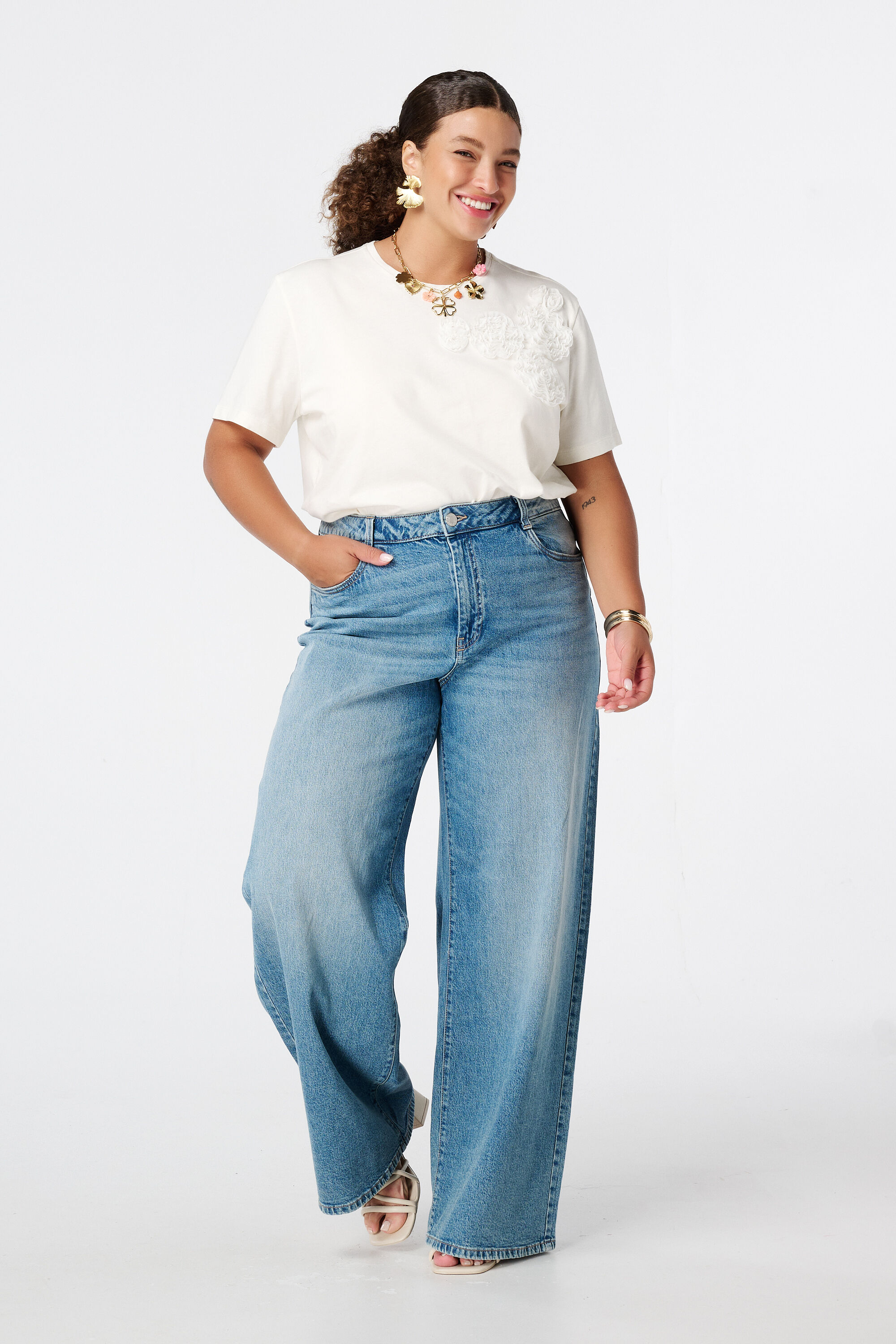 Camiseta con estampado bordado image number 5