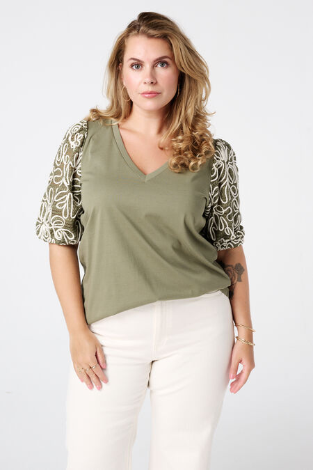 Camiseta con mangas bordadas Camiseta con mangas bordadas