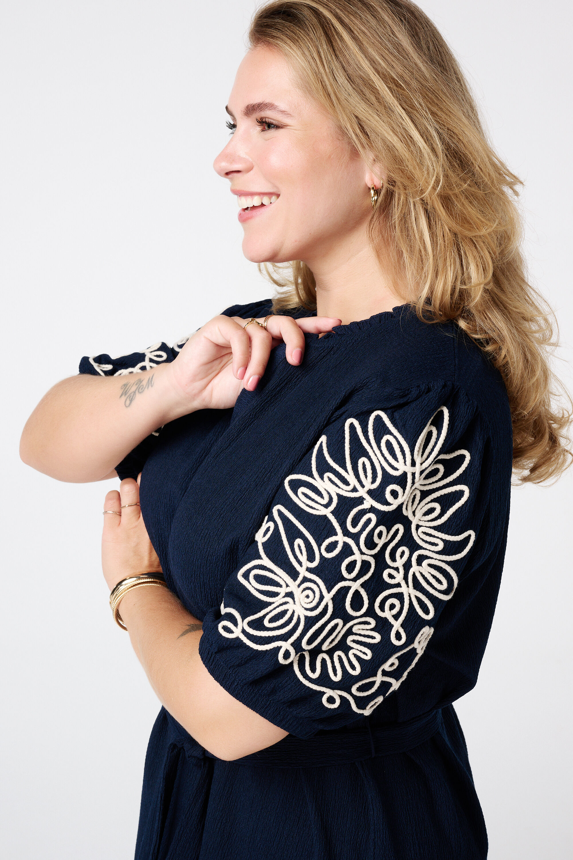 Vestido con detalles en las mangas image number 4