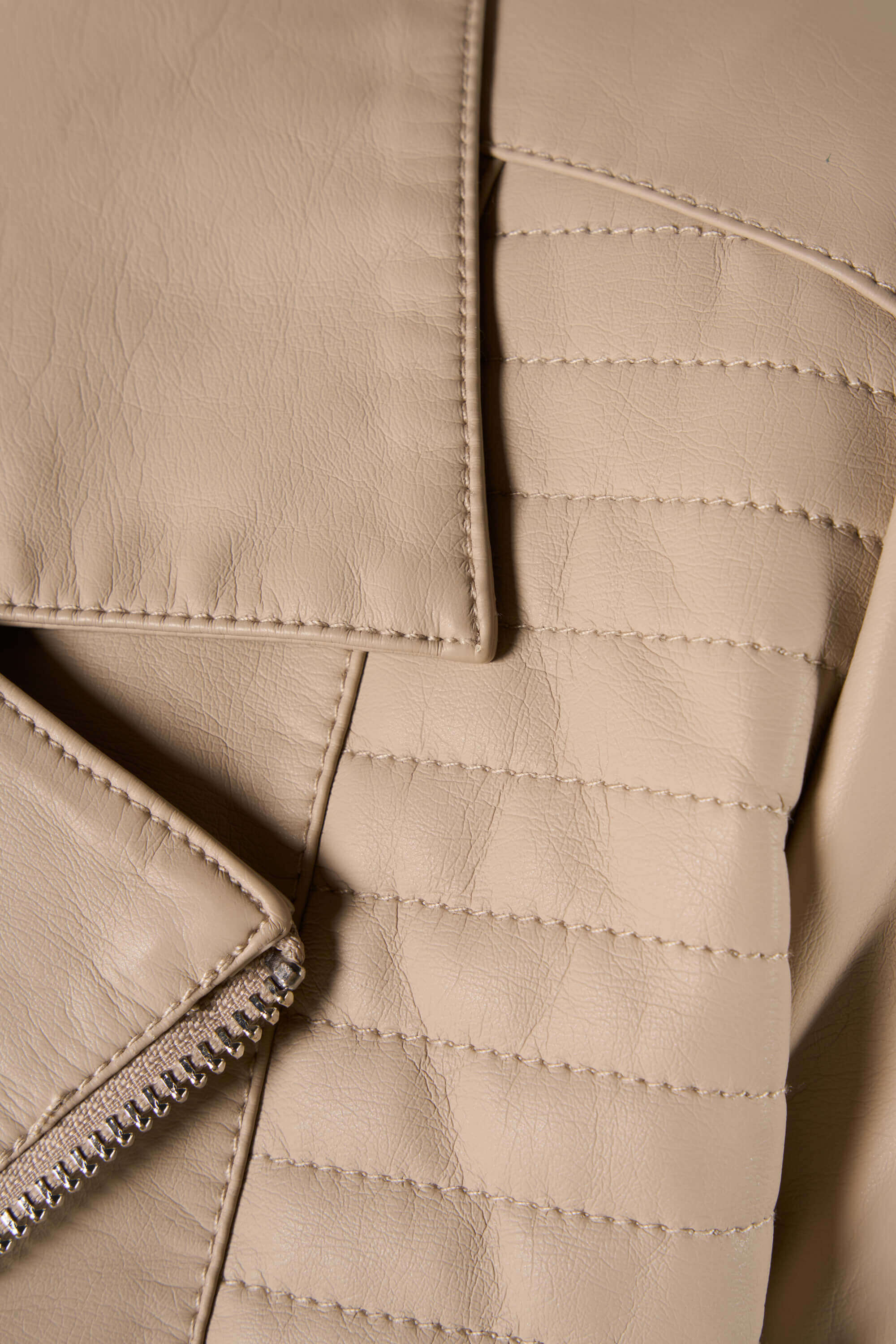 Cazadora de cuero sint&eacute;tico negra image number 4