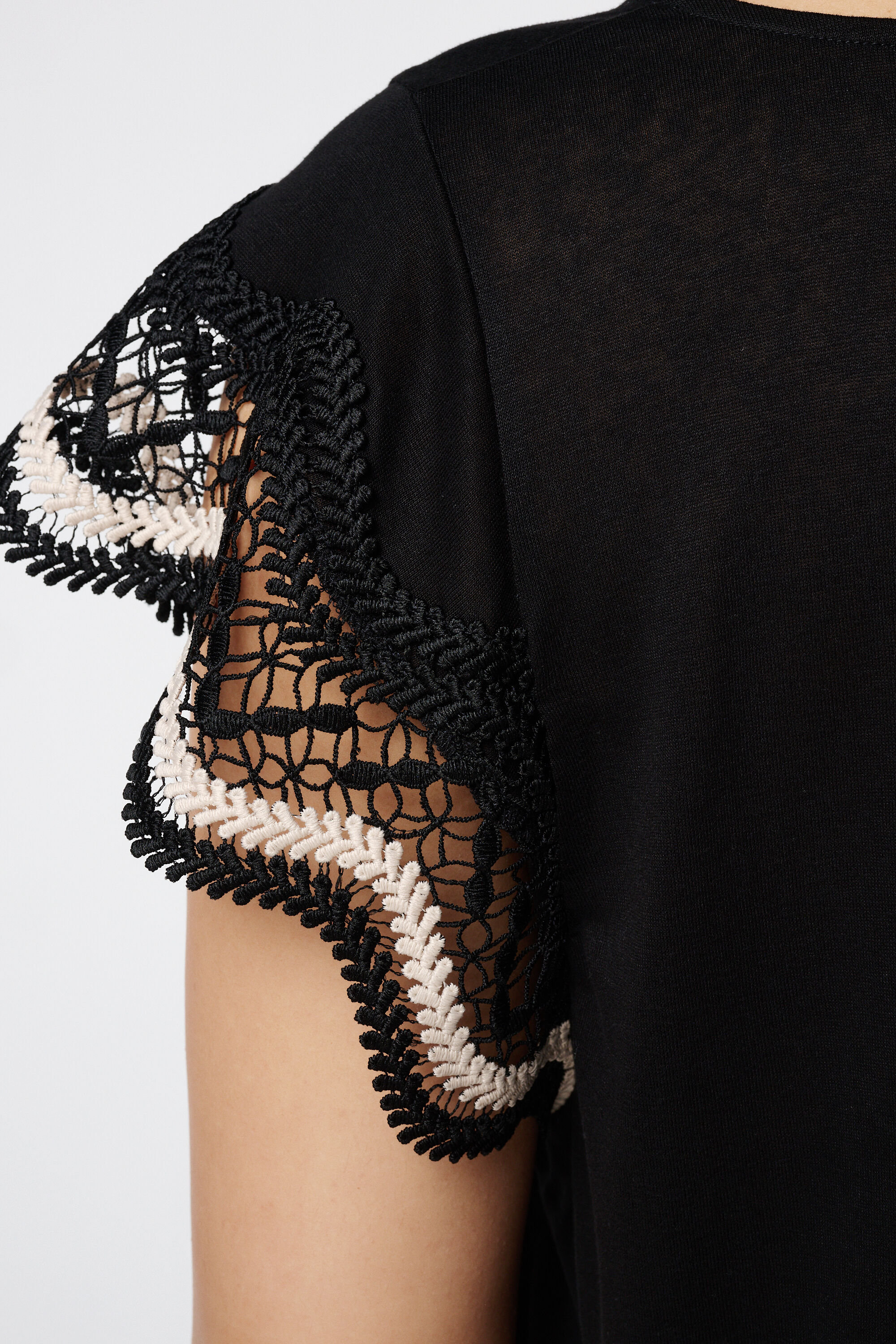 Camiseta con detalles de ganchillo  image number 6