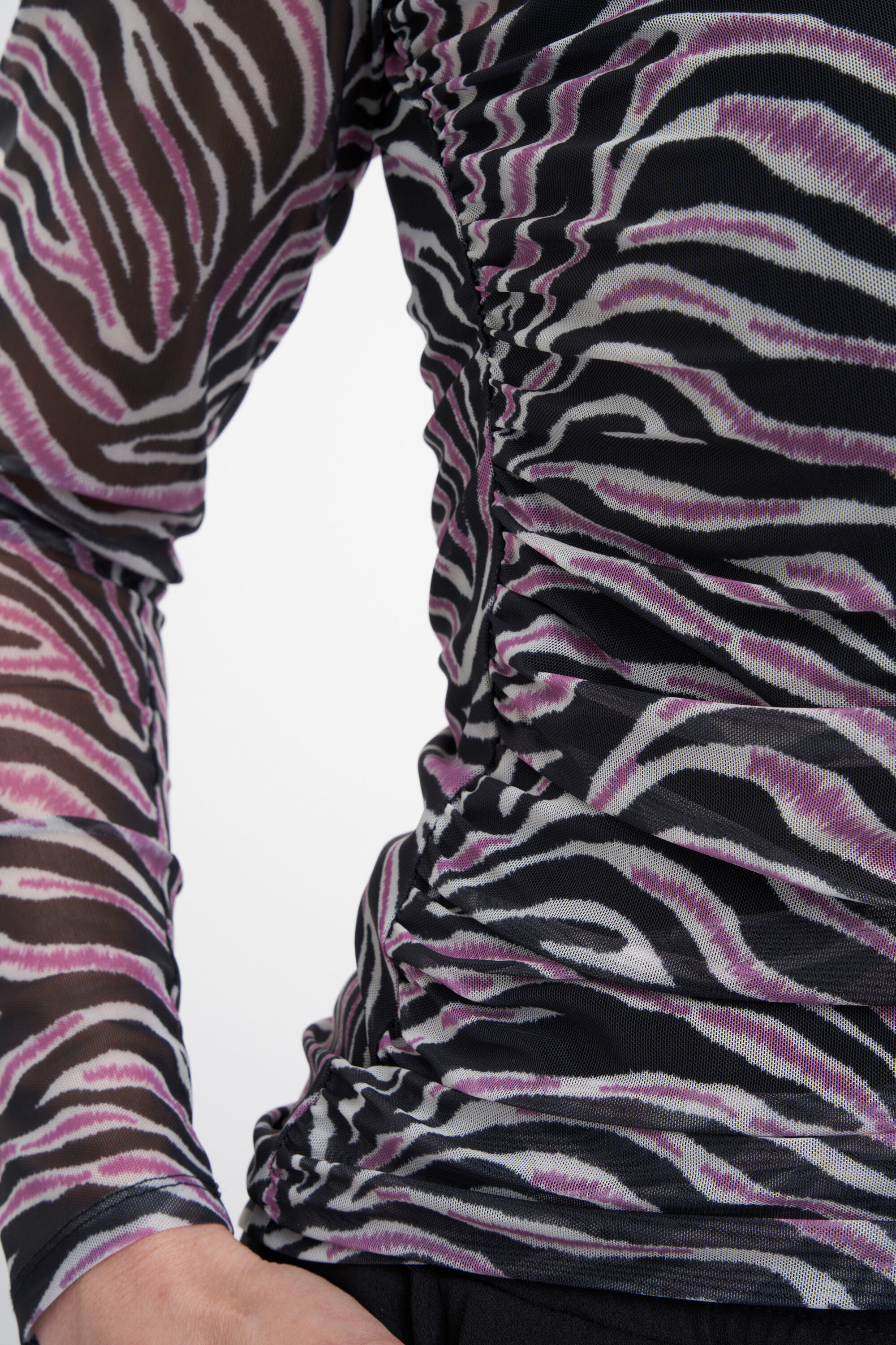 Top de malla con estampado image number 4