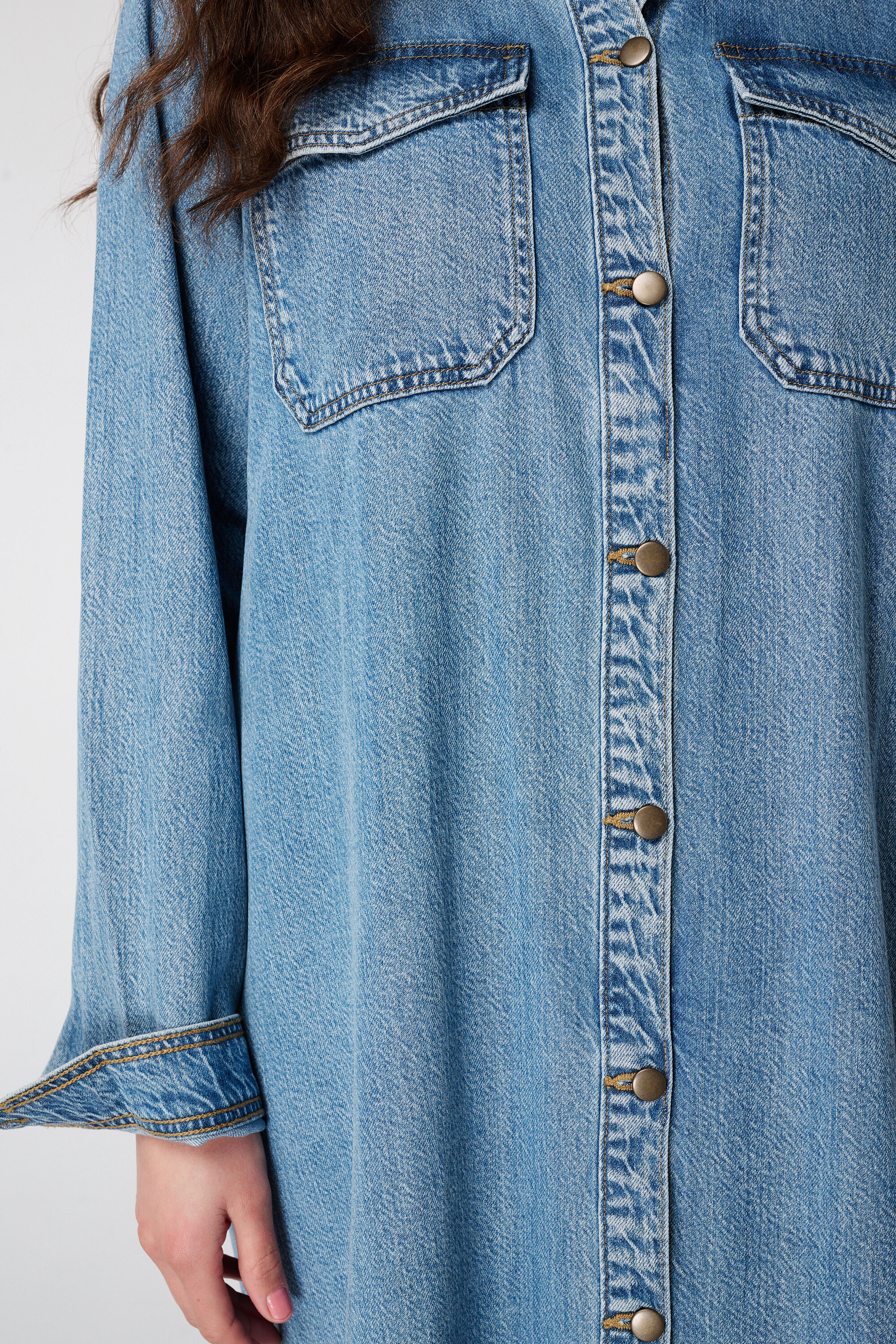 Vestido vaquero con cierre de botones image number 6