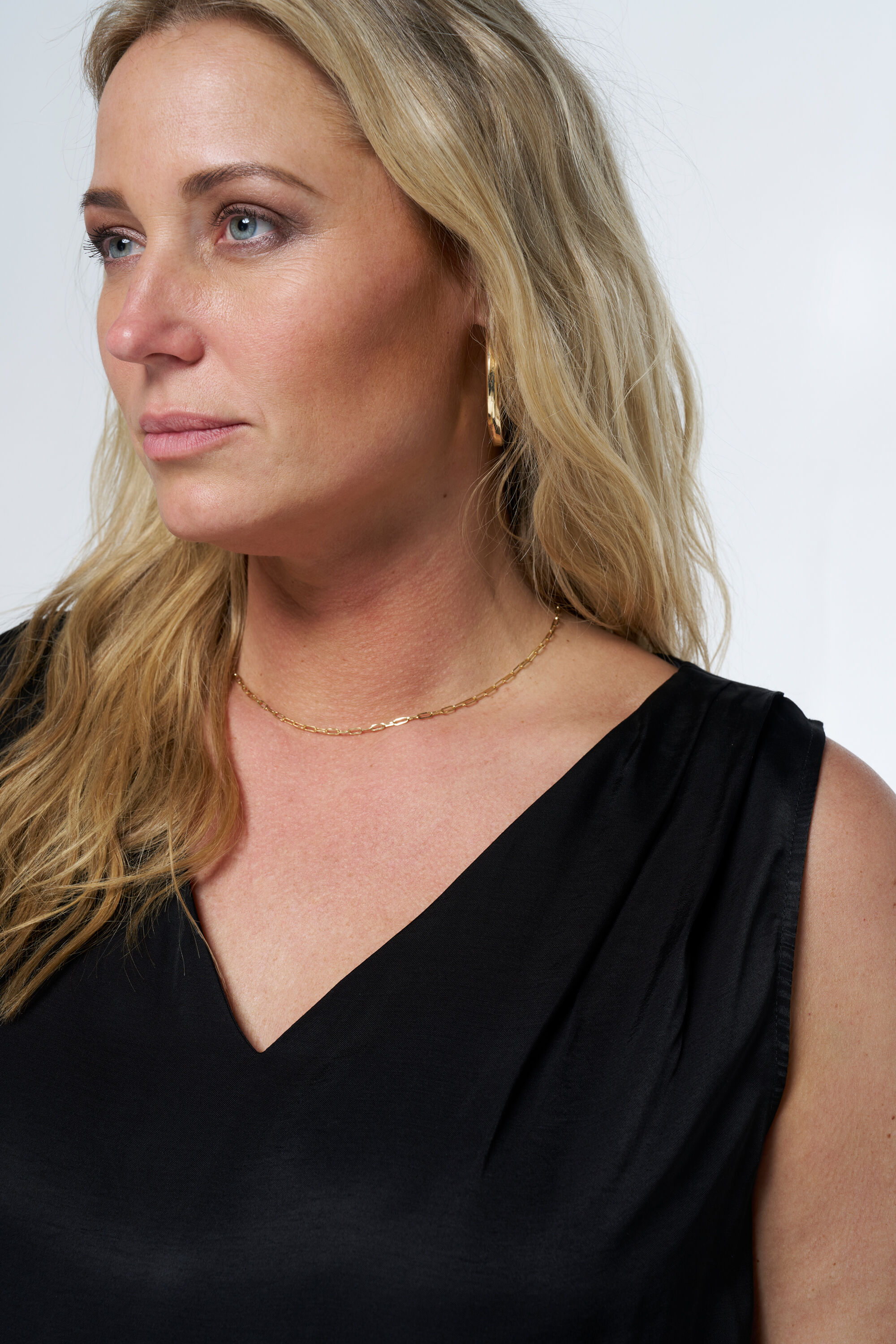 Top sin mangas con sat&eacute;n image number 5