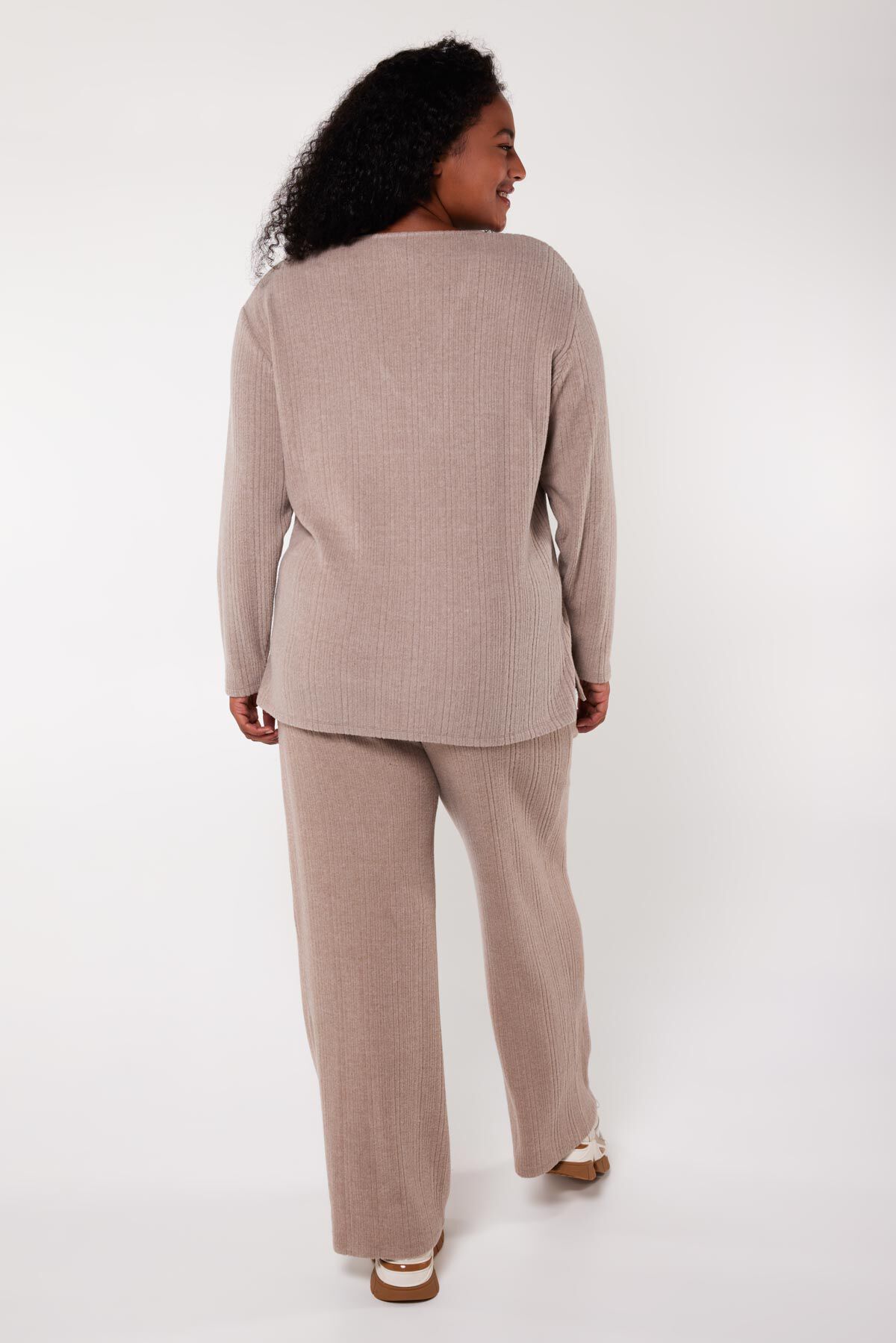 Top de corte recto con escote en V  image number 3