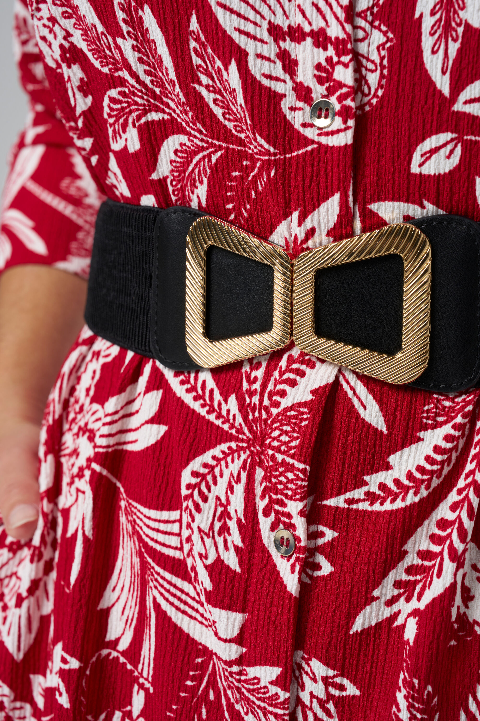 Cintur&oacute;n con hebilla dorada image number 4