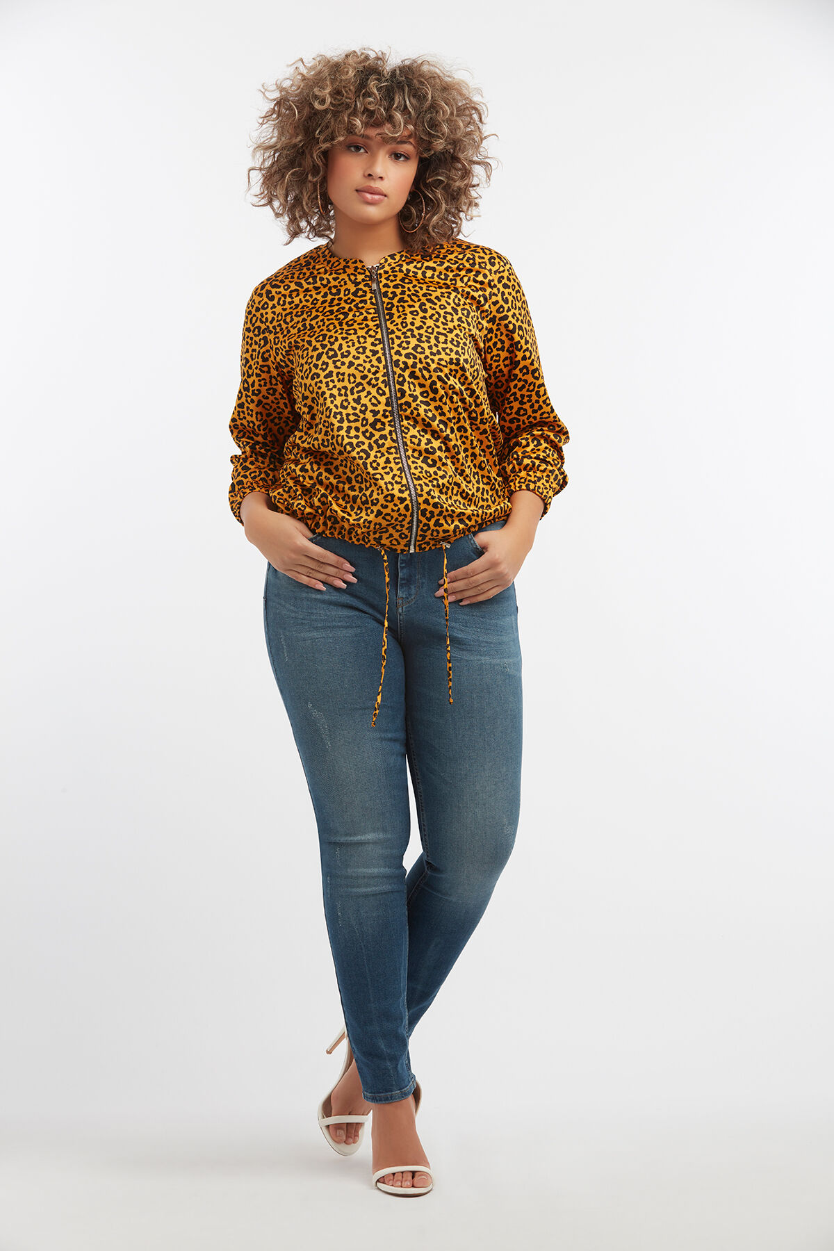 Chaqueta bomber estampada image number 4