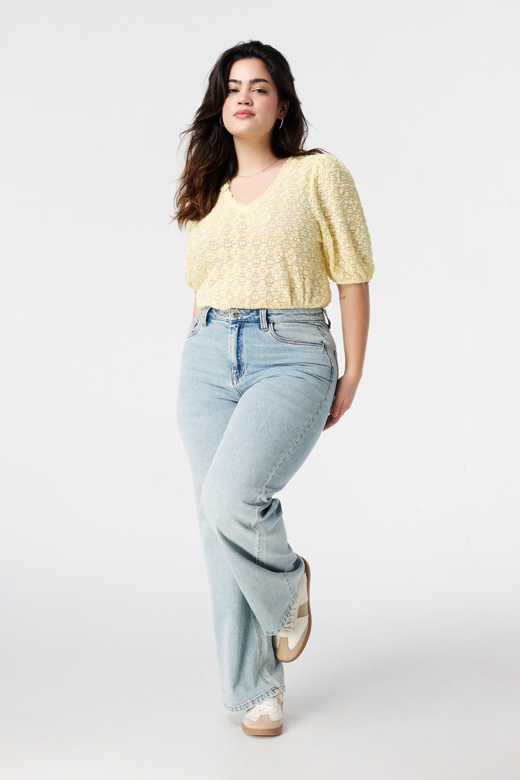 Top de encaje con manga corta image number 5