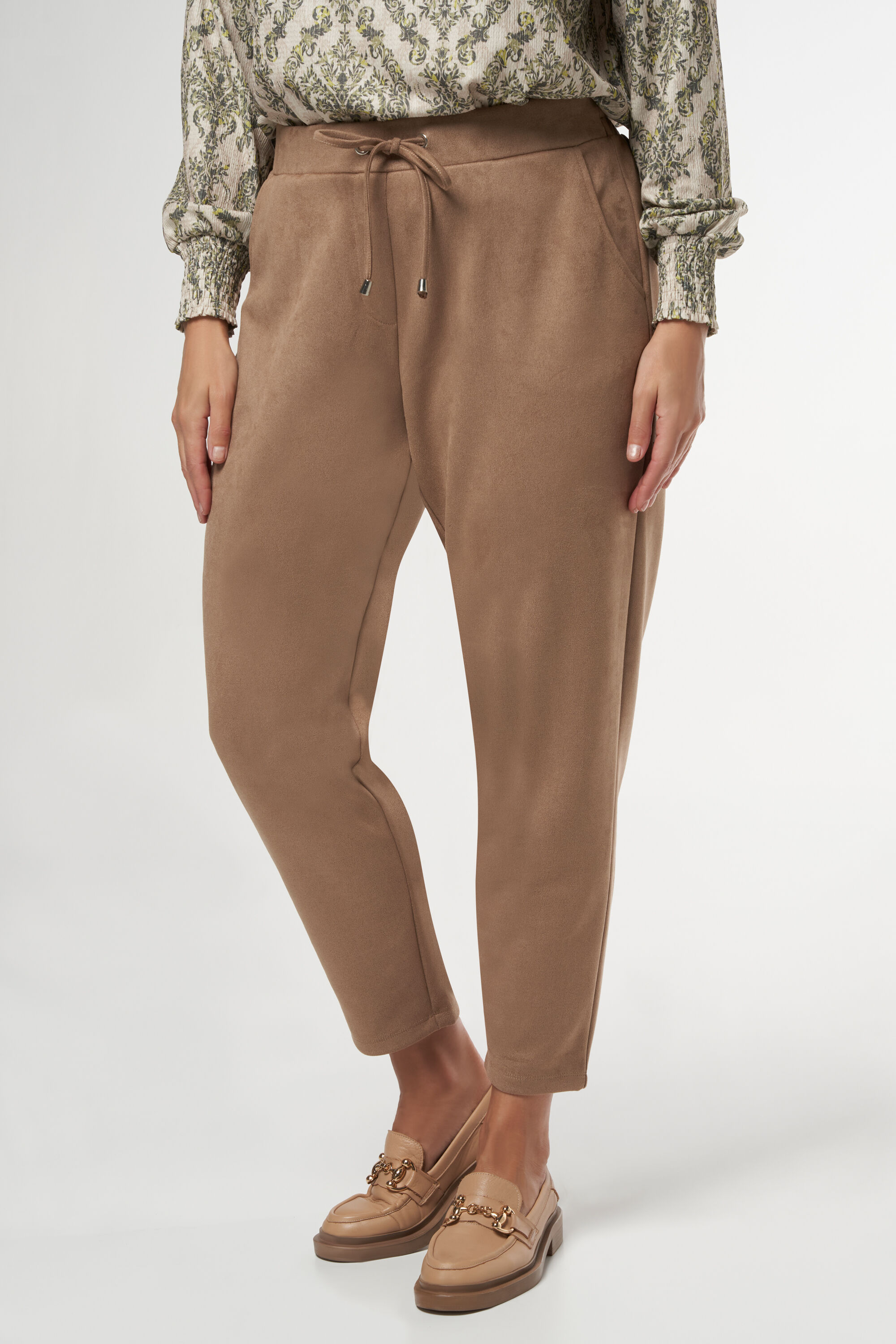 Pantalones con aspecto de ante image number 5