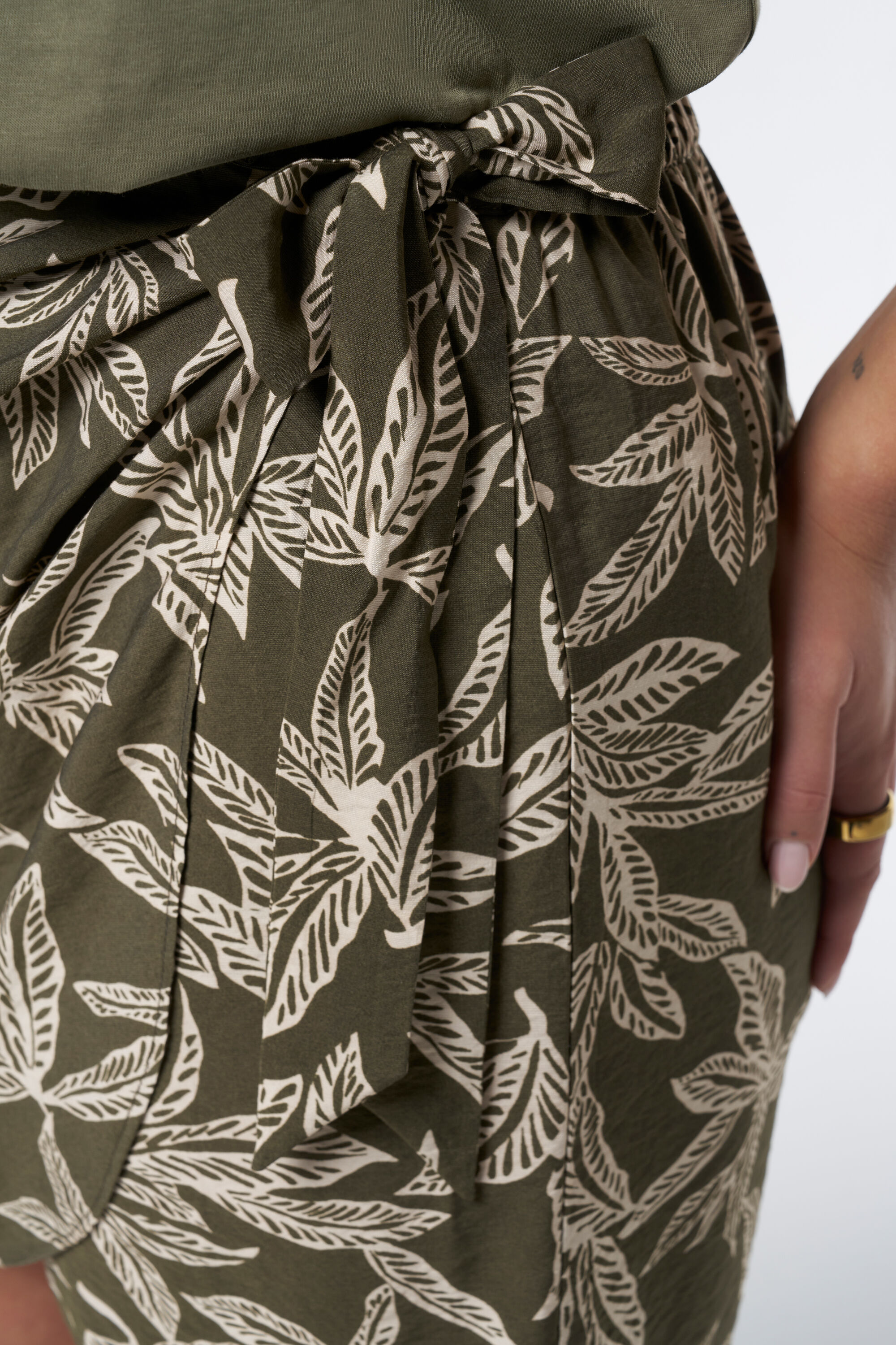 Falda pantal&oacute;n con estampado veraniego image number 4