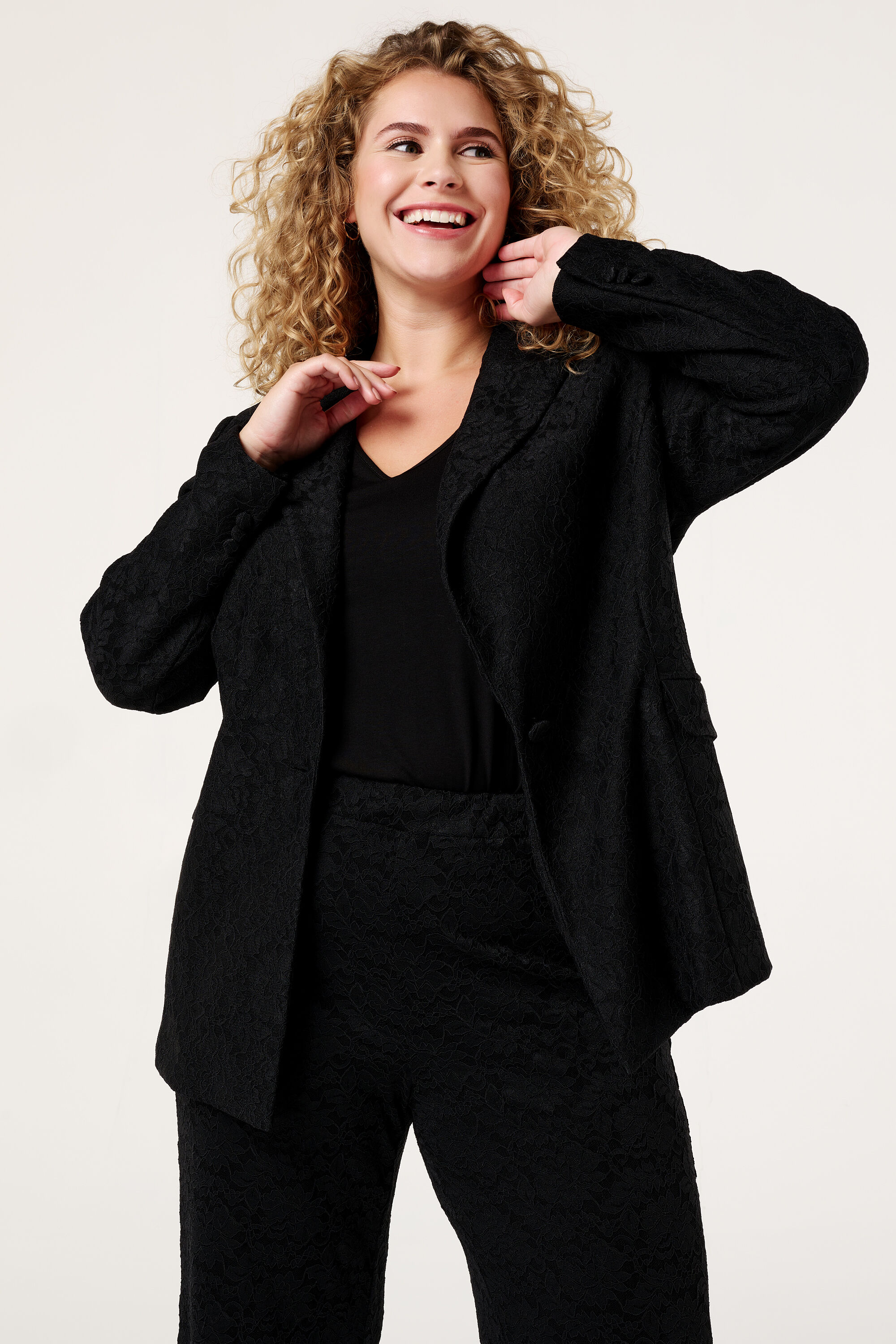 Blazer con encaje image number 6