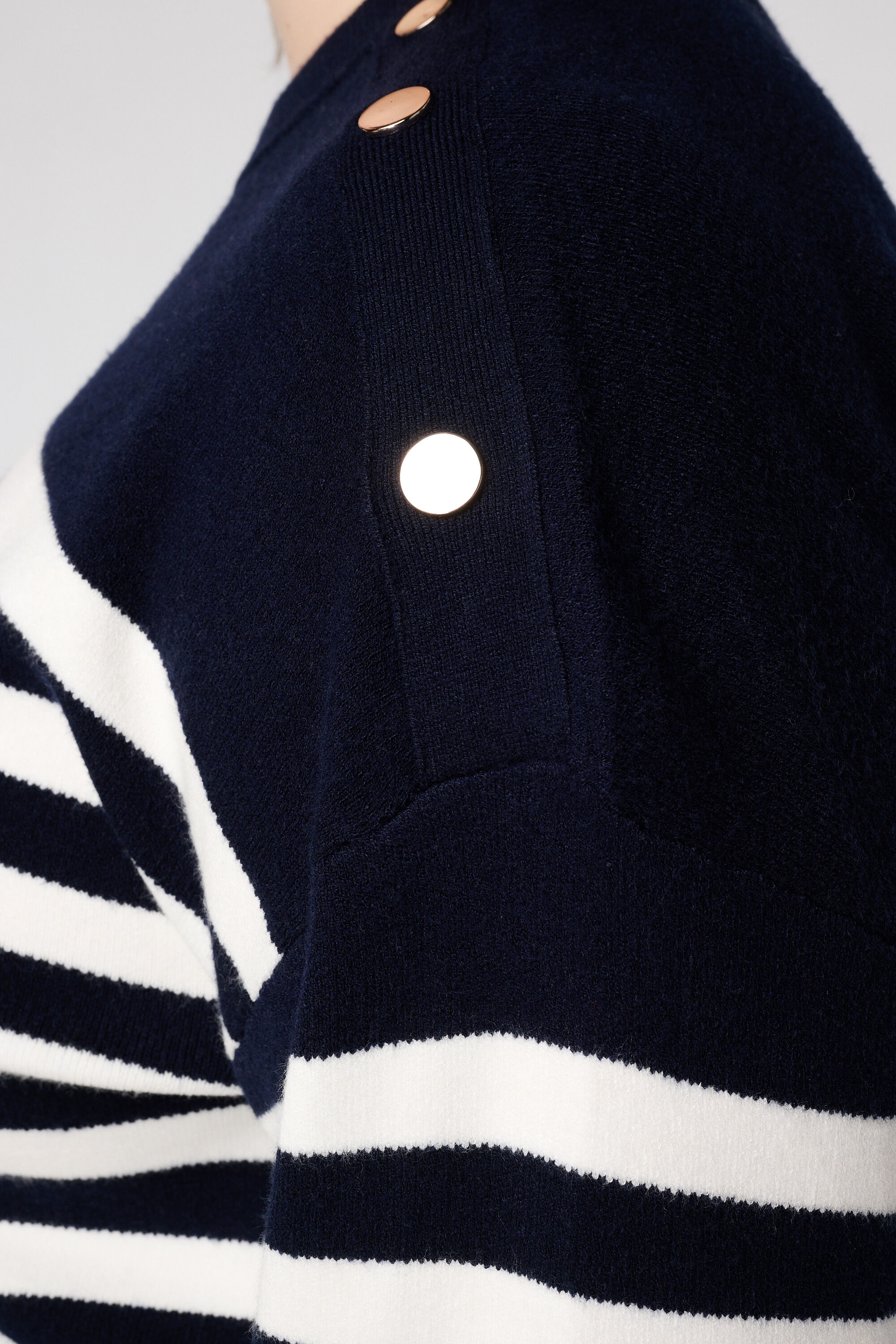 Jersey de rayas con botones decorativos image number 6