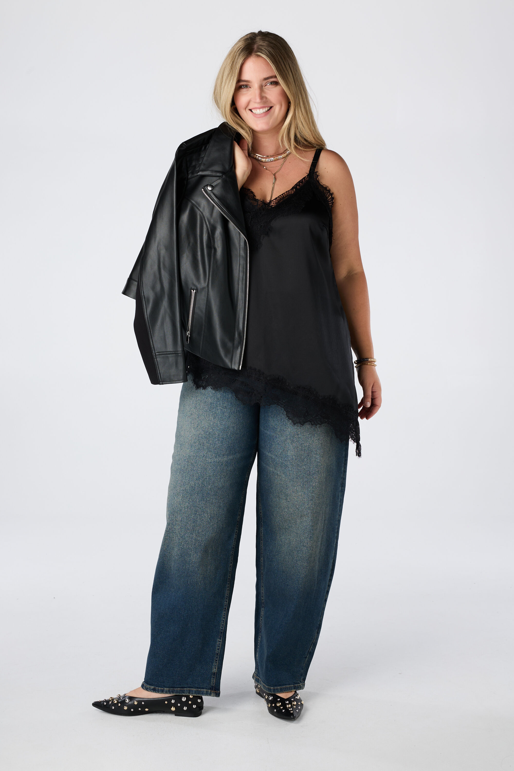 Blusa asim&eacute;trica con encaje image number 3