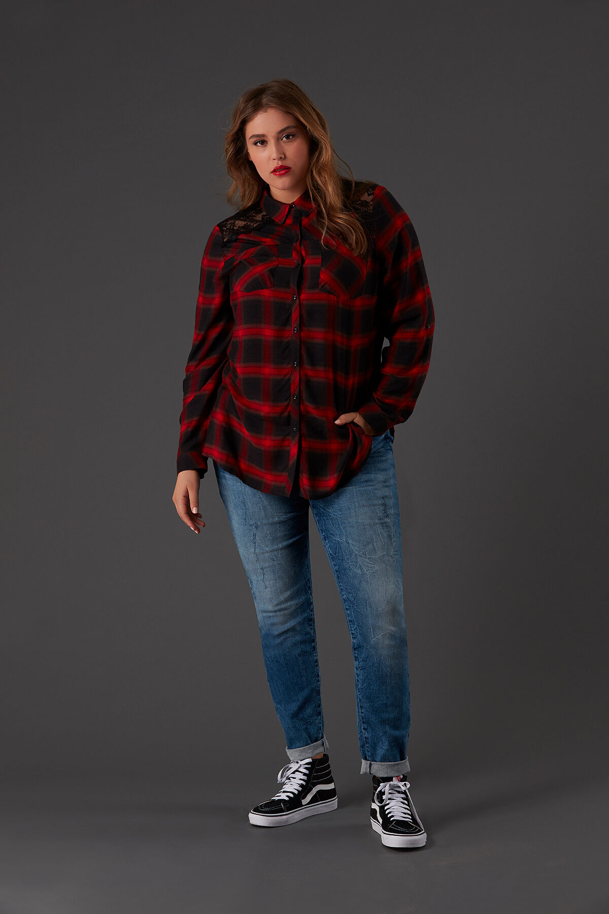 Blusa a cuadros con encaje     image number 3