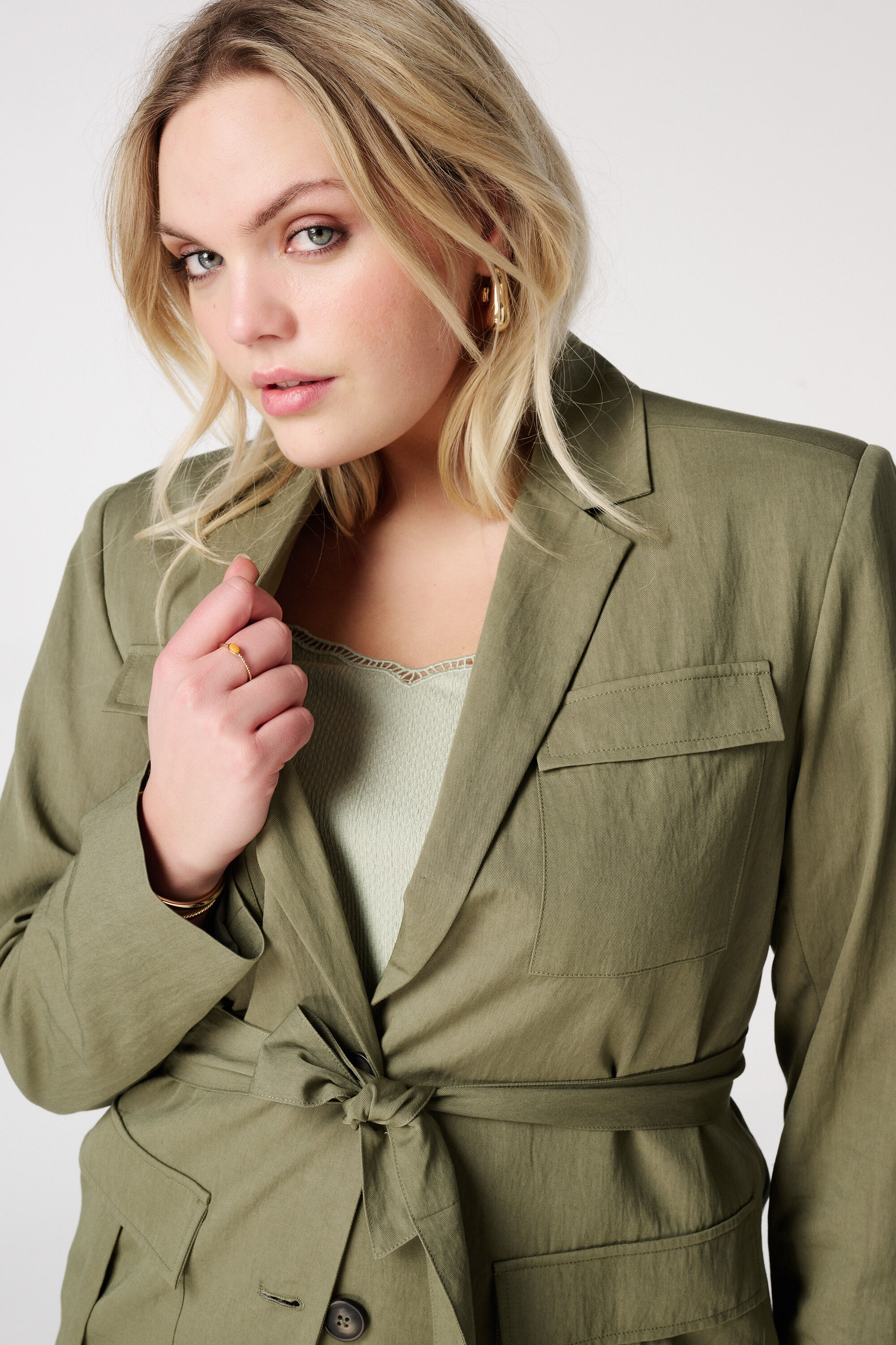 Blazer con bolsillos y un cinto image number 4