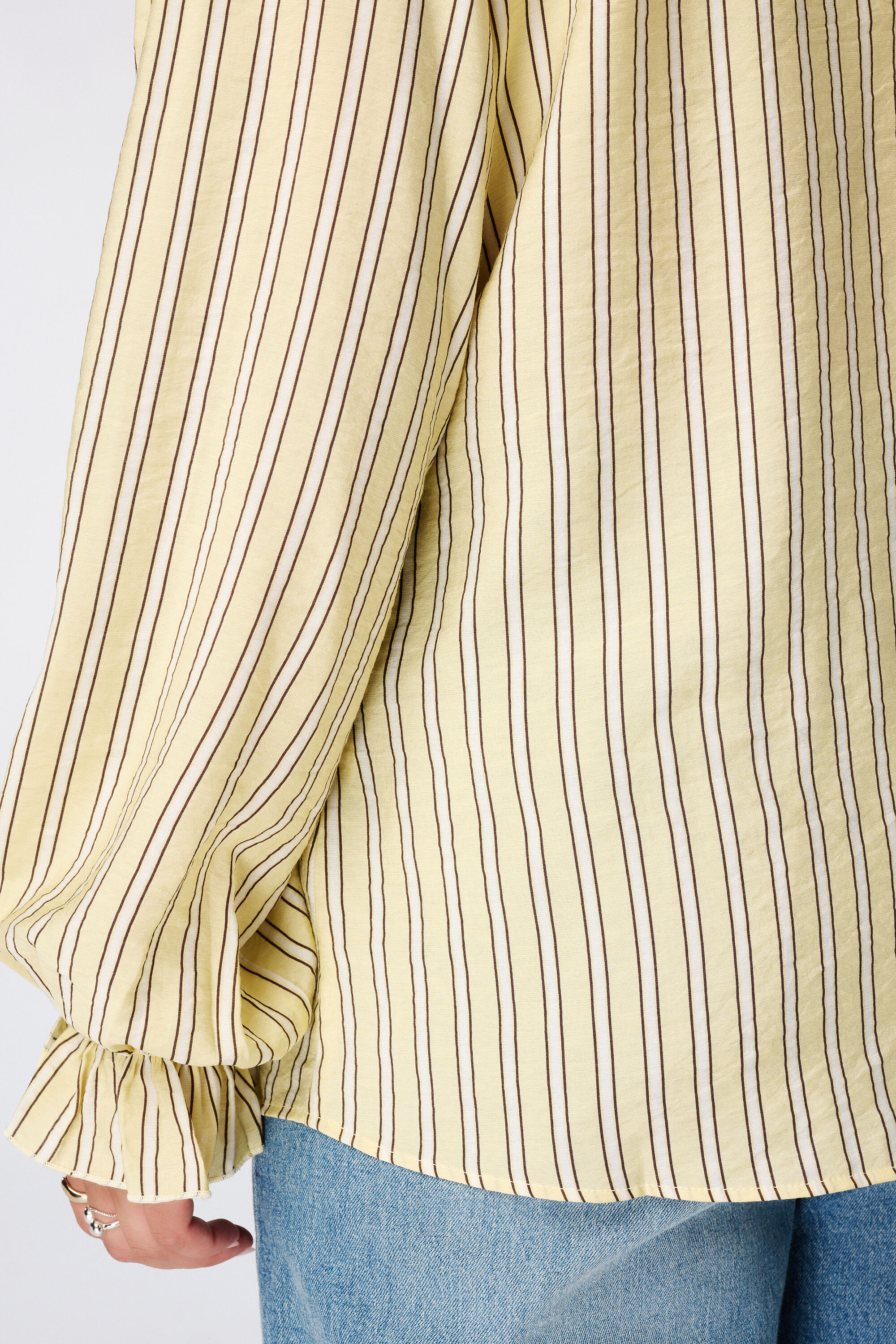 Blusa con volantes image number 6