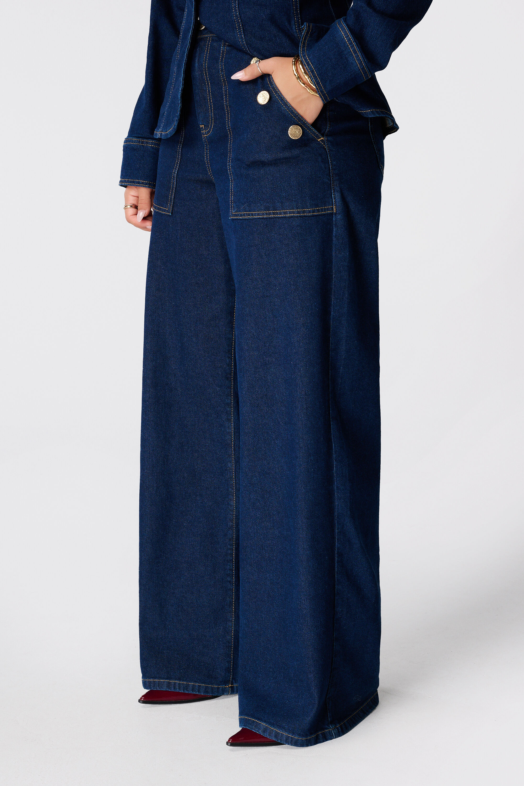 Vaqueros wide leg con botones decorativos image number 5