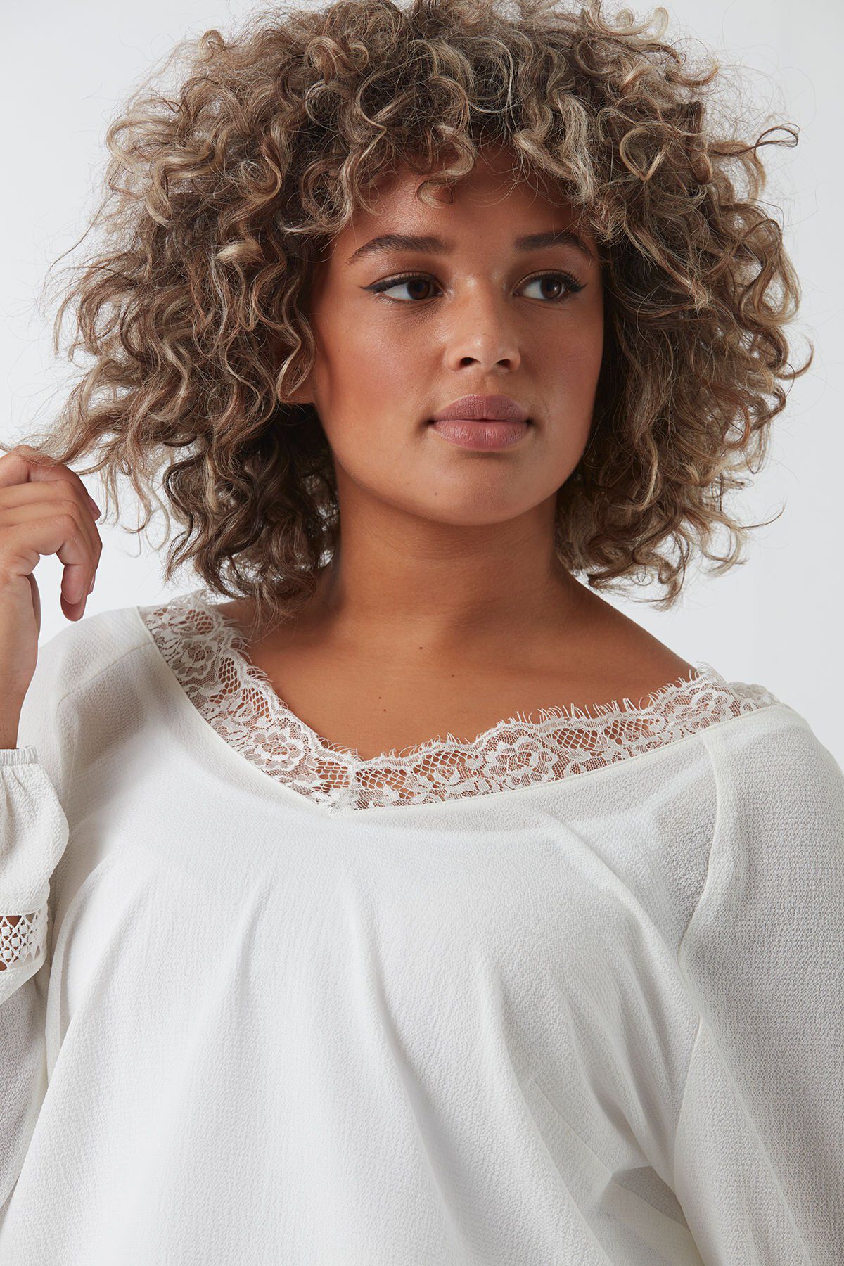 Blusa con cuello de encaje image number 4